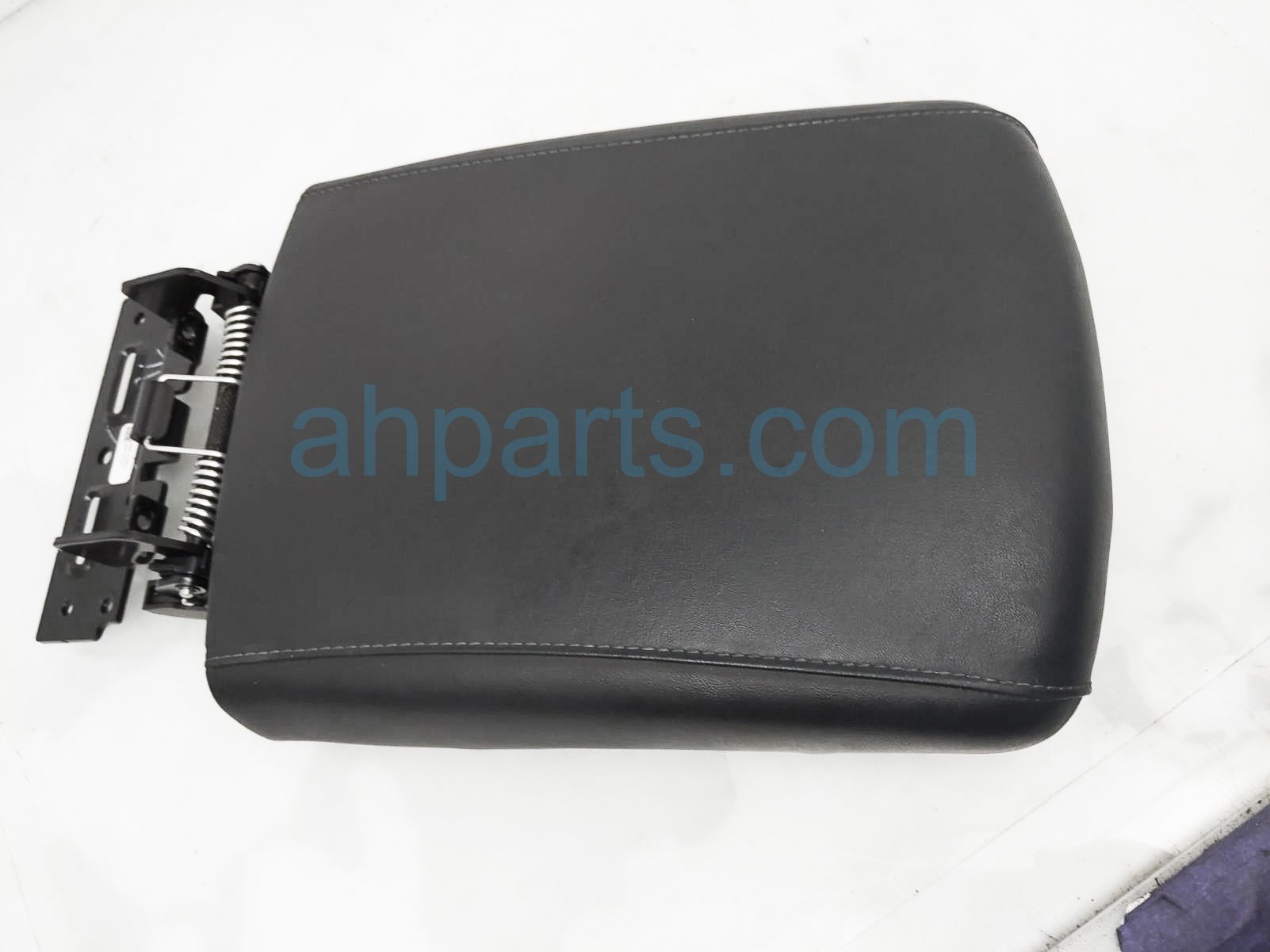 $100 Kia CENTER CONSOLE LID / ARMREST - BLACK $100 Kia CENTER CONSOLE LID / ARMREST - BLACK