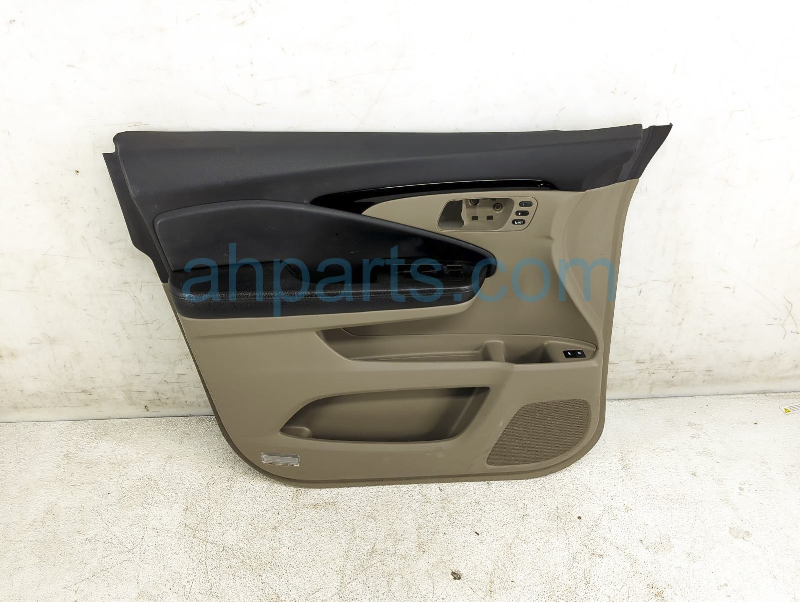 $150 Honda FR/LH INTERIOR DOOR PANEL - TAN TRG* $150 Honda FR/LH INTERIOR DOOR PANEL - TAN TRG*