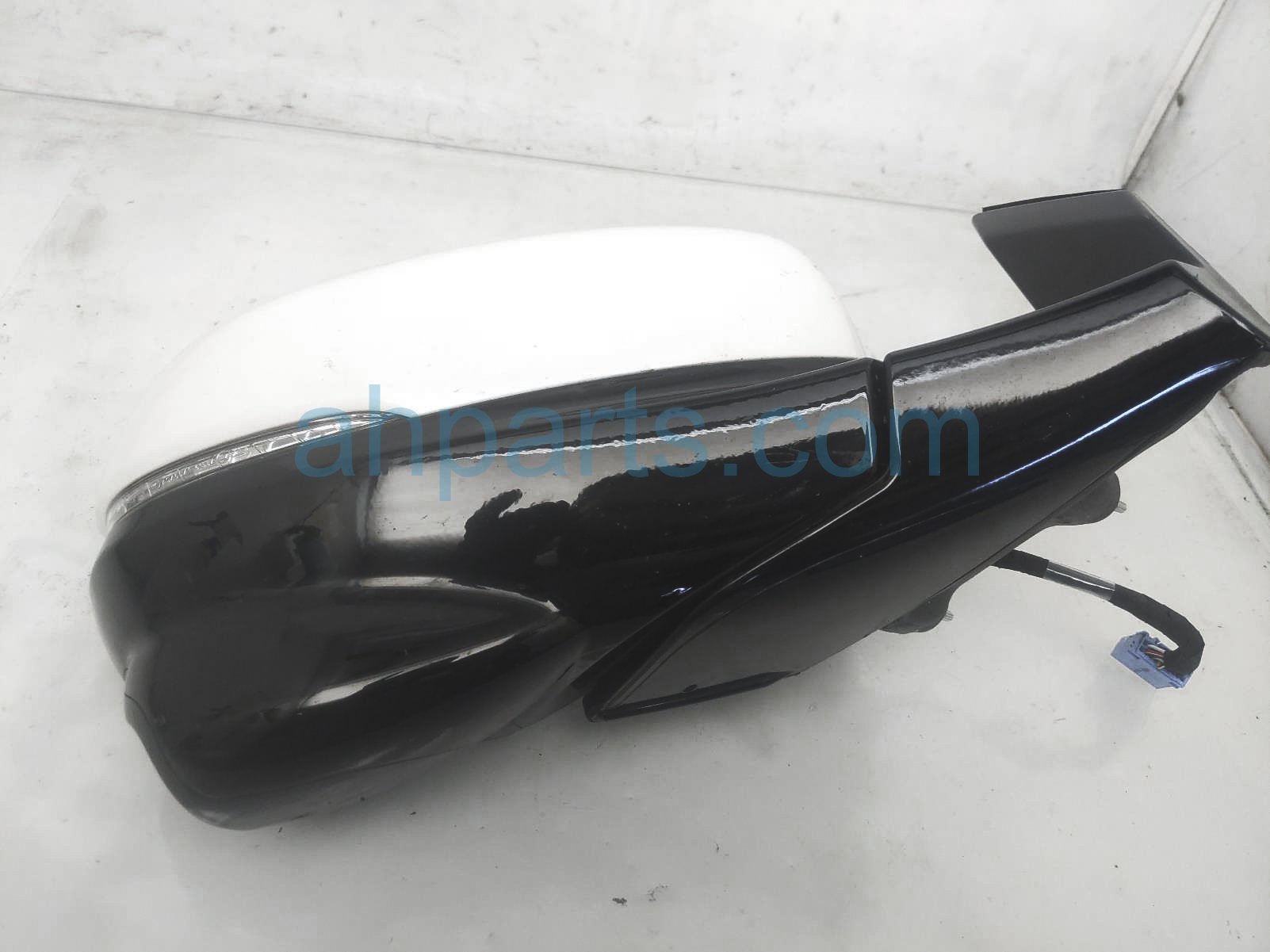 Sold 2017 Honda Pilot Rear Passenger Side View Mirror - White