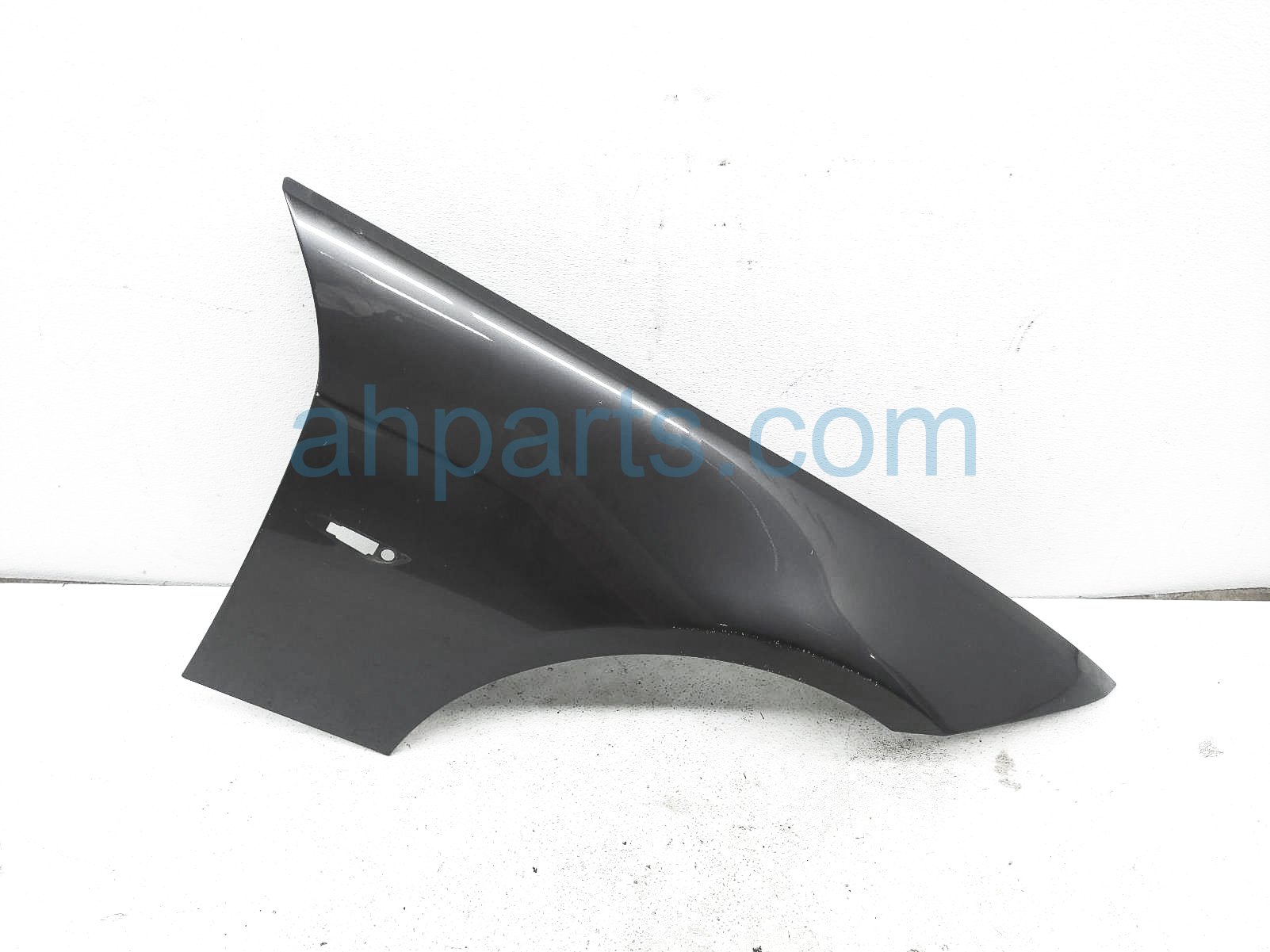 $100 BMW RH FENDER - GREY $100 BMW RH FENDER - GREY