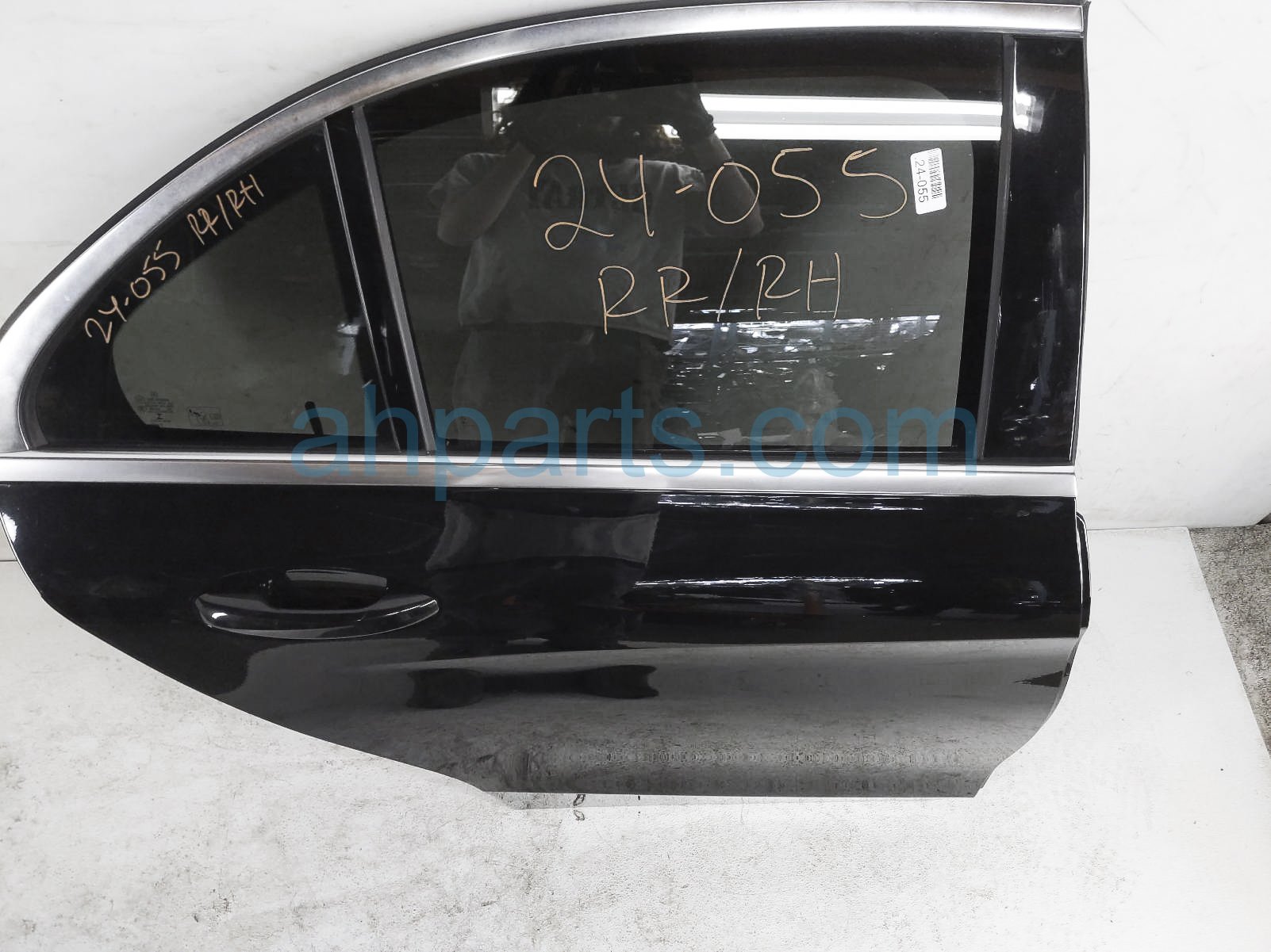 $700 Mercedes RR/RH DOOR - BLACK - NO INSIDE TRIM