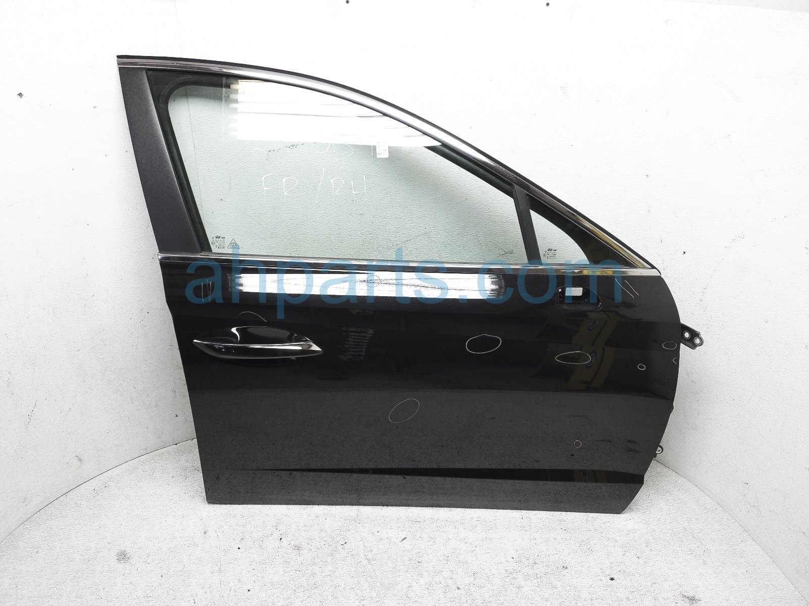 $900 Hyundai FR/RH DOOR - BLACK - NO MIRROR/TRIM
