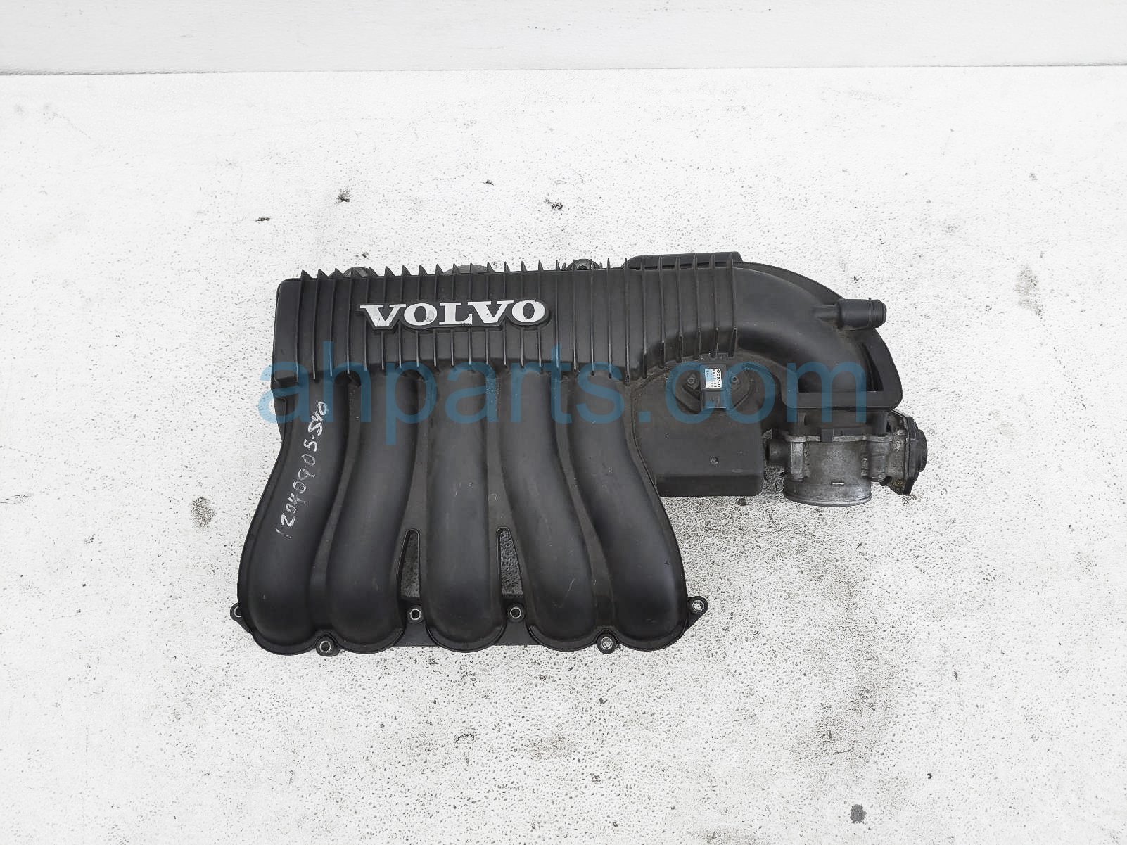 $70 Volvo INTAKE MANIFOLD W/ THROTTLE BODY $70 Volvo INTAKE MANIFOLD W/ THROTTLE BODY
