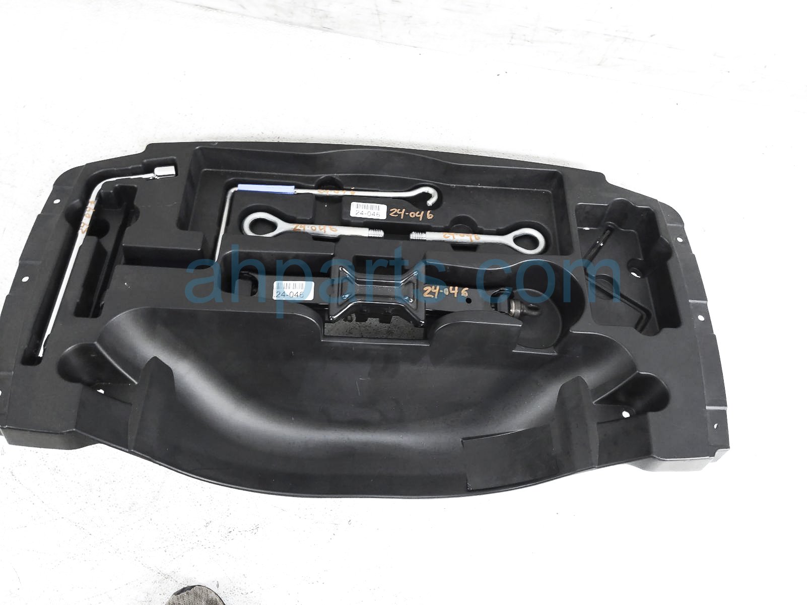 $199 Lexus JACK + TOOL KIT W/ PLASTIC TRAY $199 Lexus JACK + TOOL KIT W/ PLASTIC TRAY