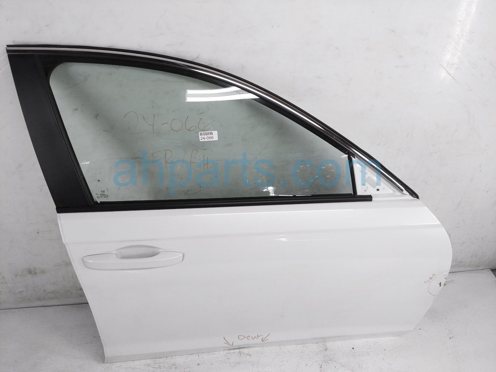 $1250 Honda FR/RH DOOR - WHITE - NO MIRROR/TRIM*