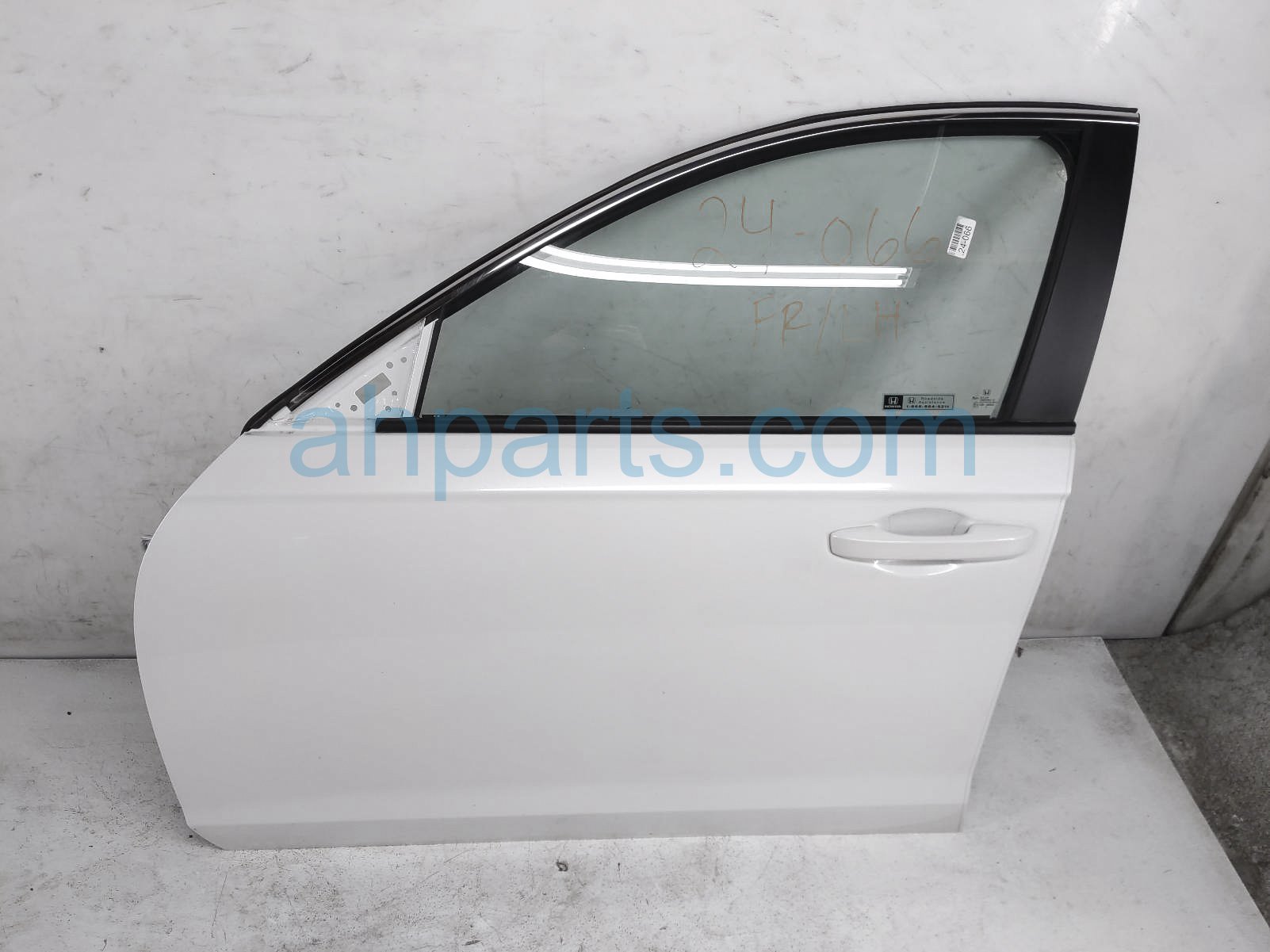 $1295 Honda FR/LH DOOR - WHITE - NO MIRROR/TRIM