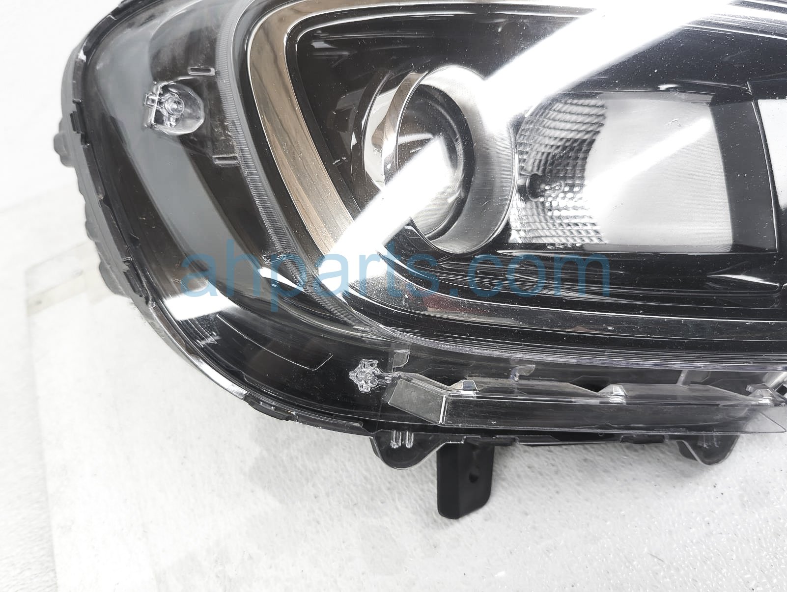 Brighten Up Your Ride: Passenger Side Headlight For 2020-2024 Hyundai Venue (Chrome, Halogen, RH)