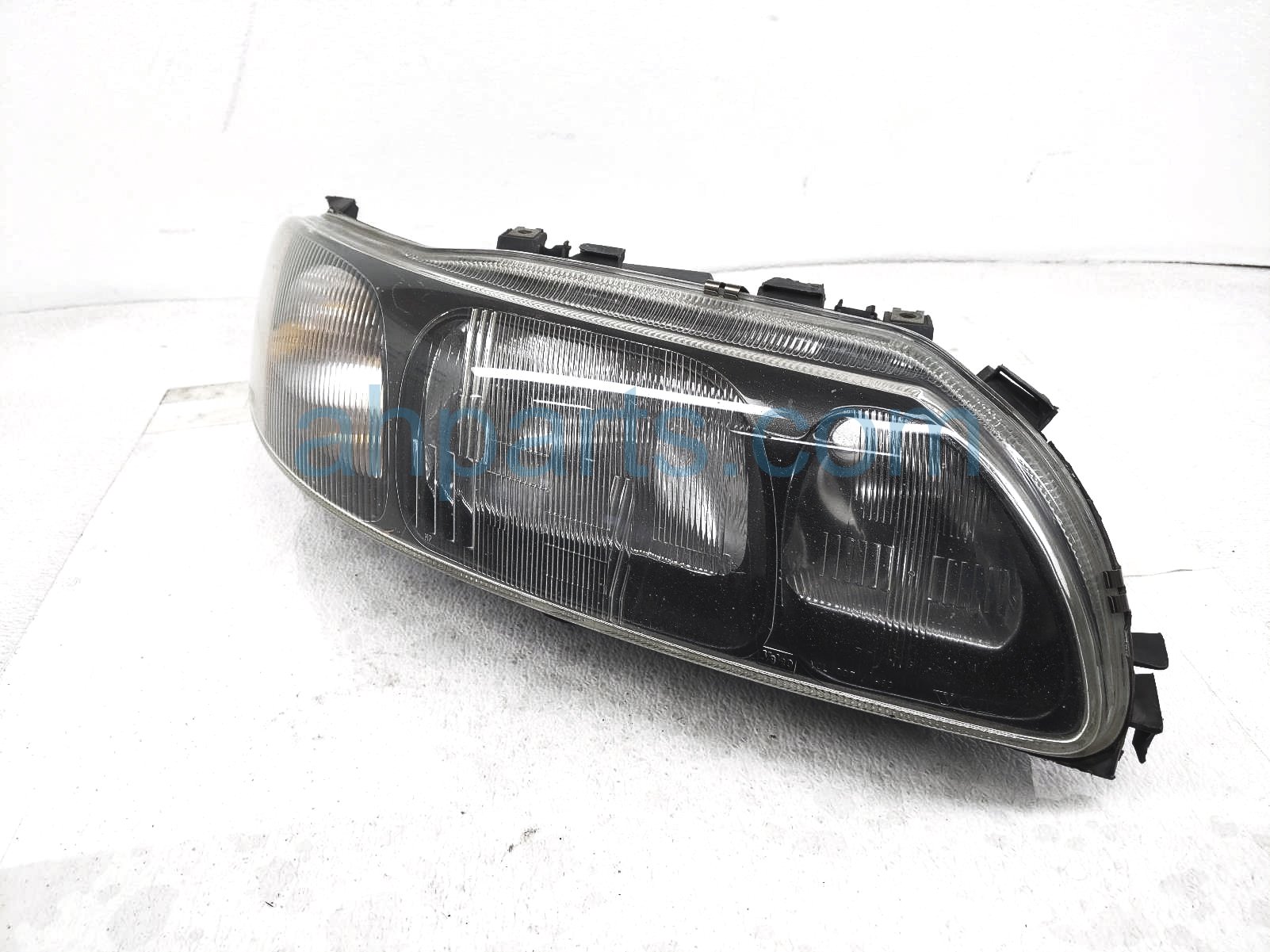 $115 Volvo RH HEAD LAMP / LIGHT