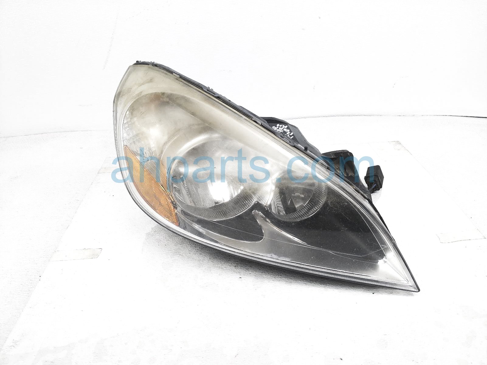 $200 Volvo RH HEADLAMP / LIGHT