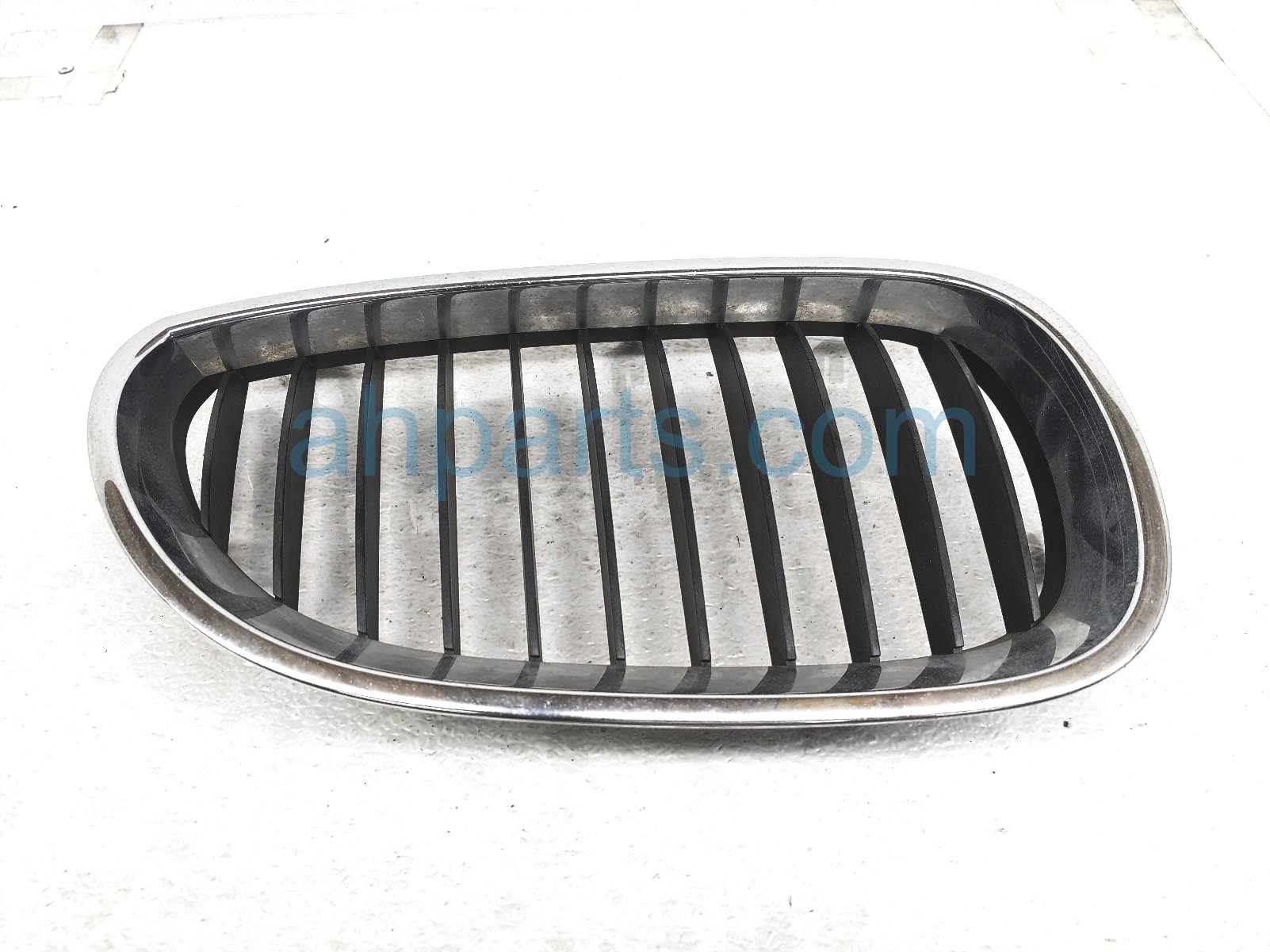 $30 BMW RH CENTER UPPER GRILLE - CHROME