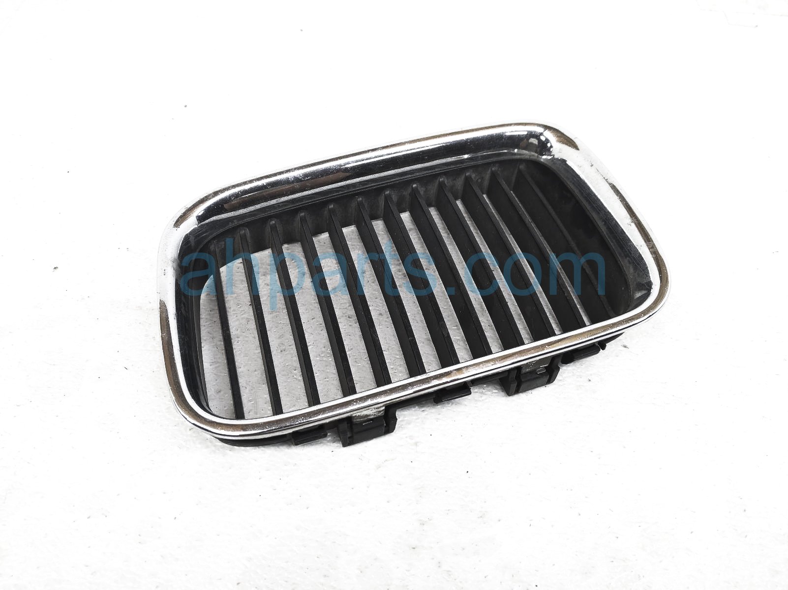 $30 BMW LH CENTER GRILLE - CHROME