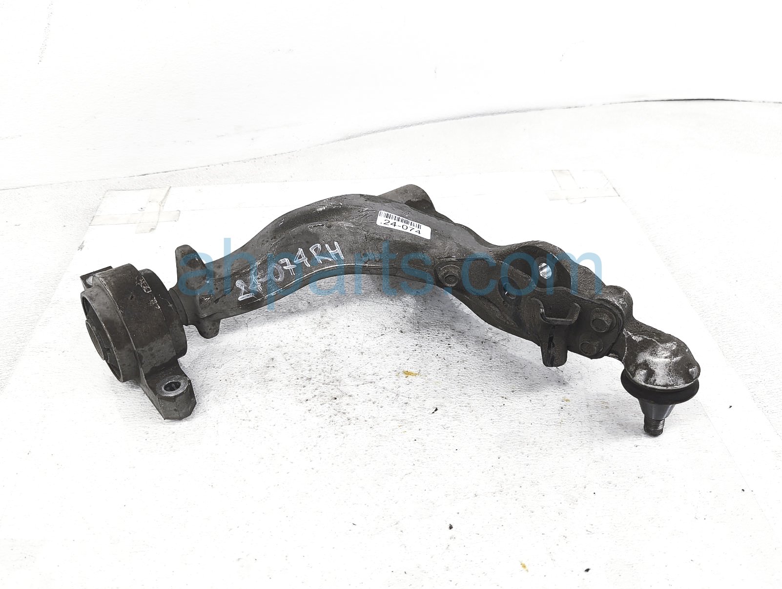 $122 Infiniti FR/RH LOWER CONTROL ARM