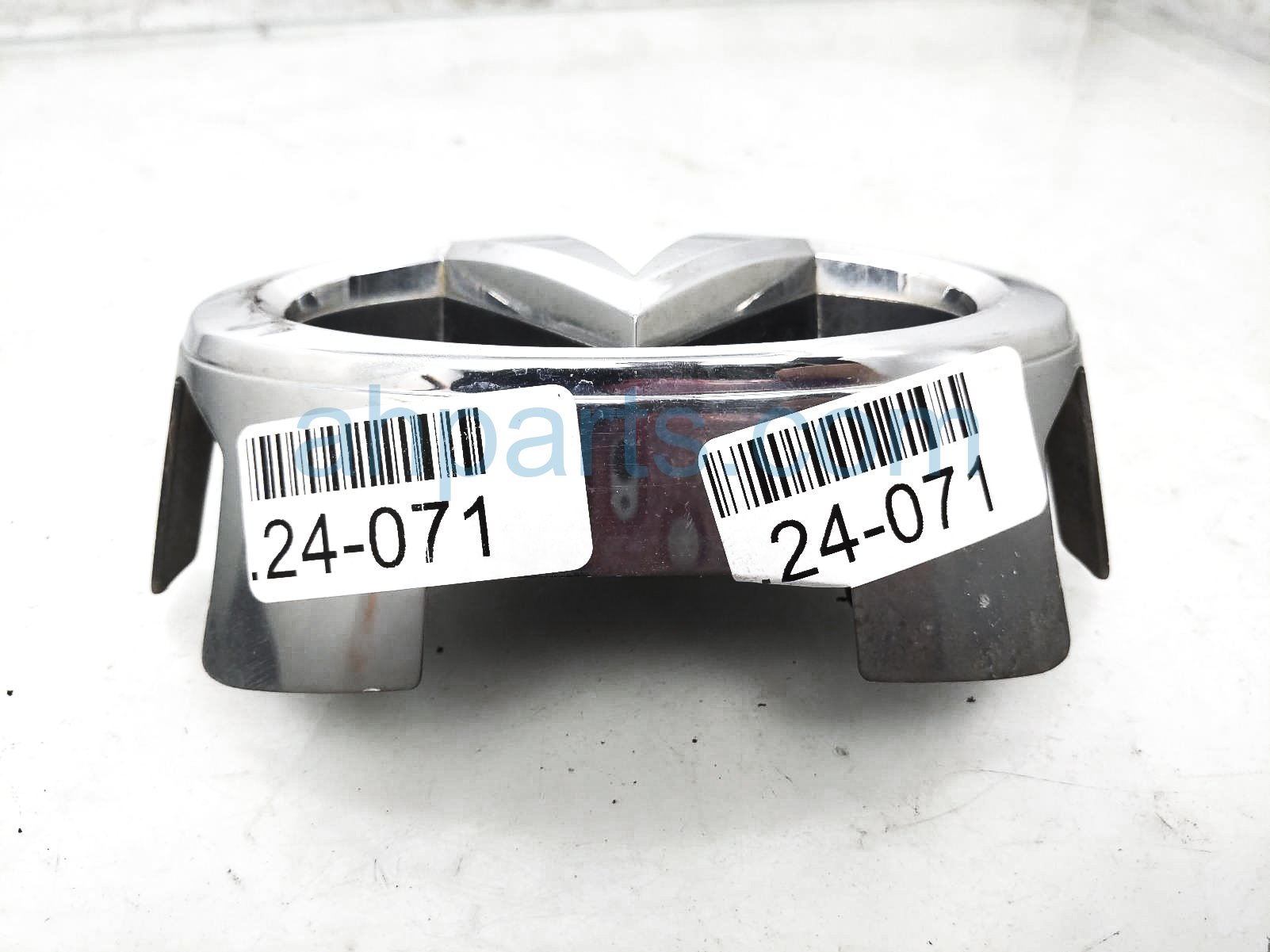 Genuine Infiniti Front Grille Emblem – Chrome For G37 Q60 Coupe 2008-2015 (62890-JL00A)
