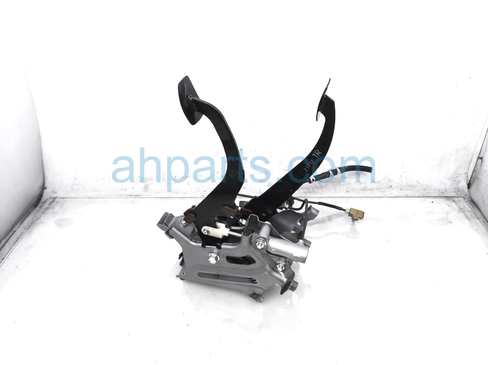 $145 Subaru BRAKE PEDAL / CLUTCH ASSY - 2.4L M.T $145 Subaru BRAKE PEDAL / CLUTCH ASSY - 2.4L M.T