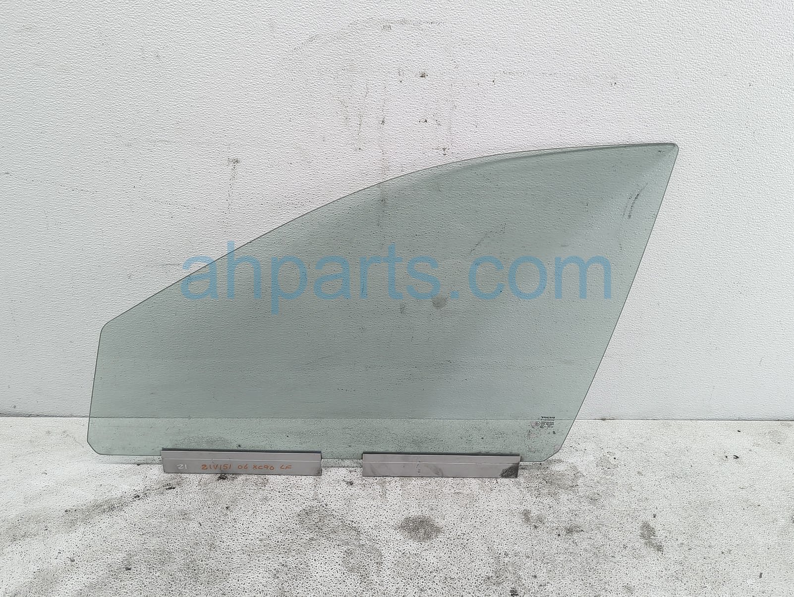 $70 Volvo FR/LH DOOR GLASS WINDOW