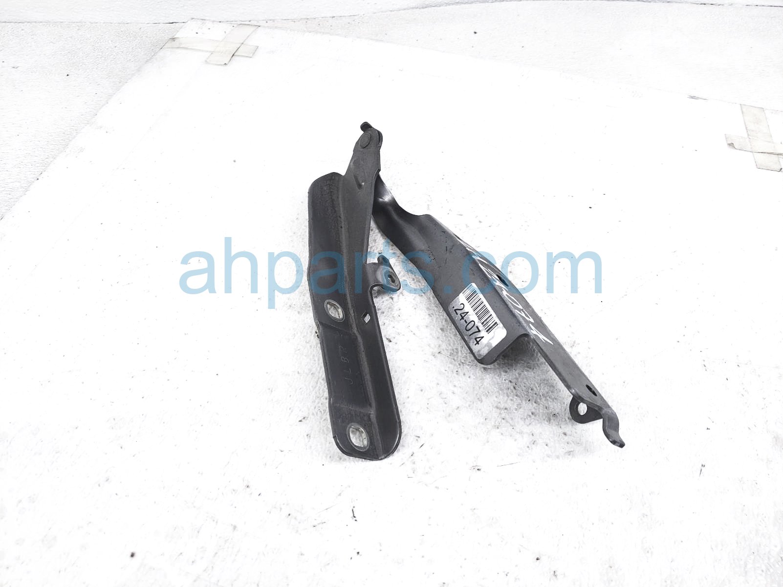 $30 Infiniti RH HOOD HINGE $30 Infiniti RH HOOD HINGE