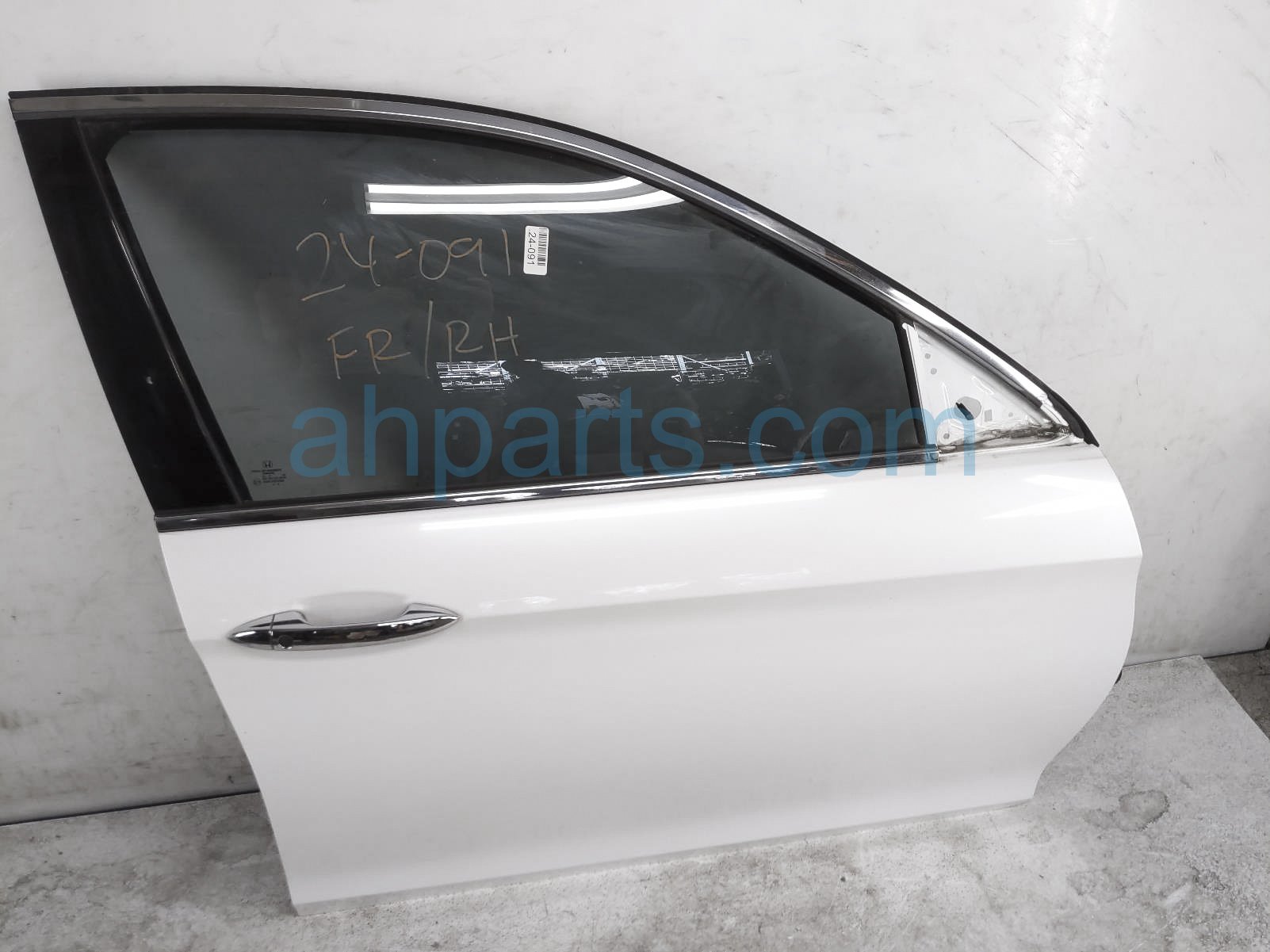 $699 Honda FR/RH DOOR - WHITE - NO MIRROR/TRIM