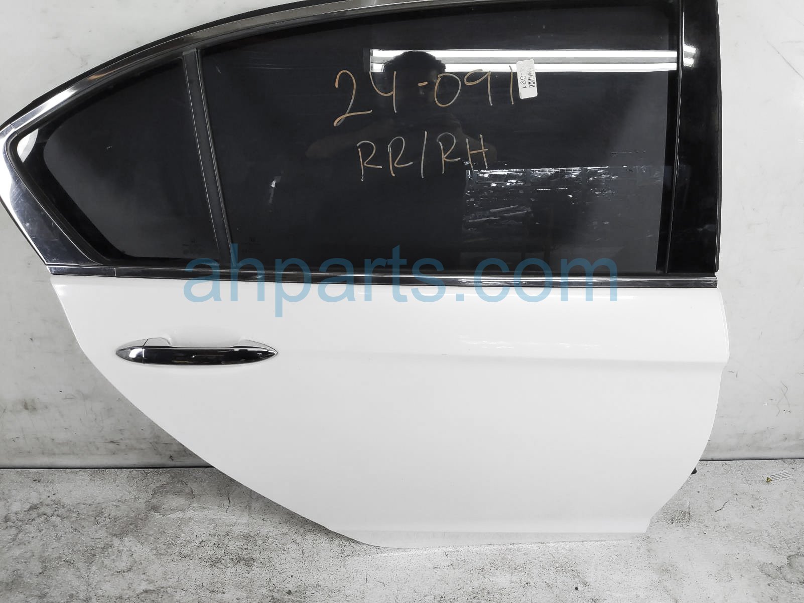 $699 Honda RR/RH DOOR - WHITE - NO INSIDE TRIM