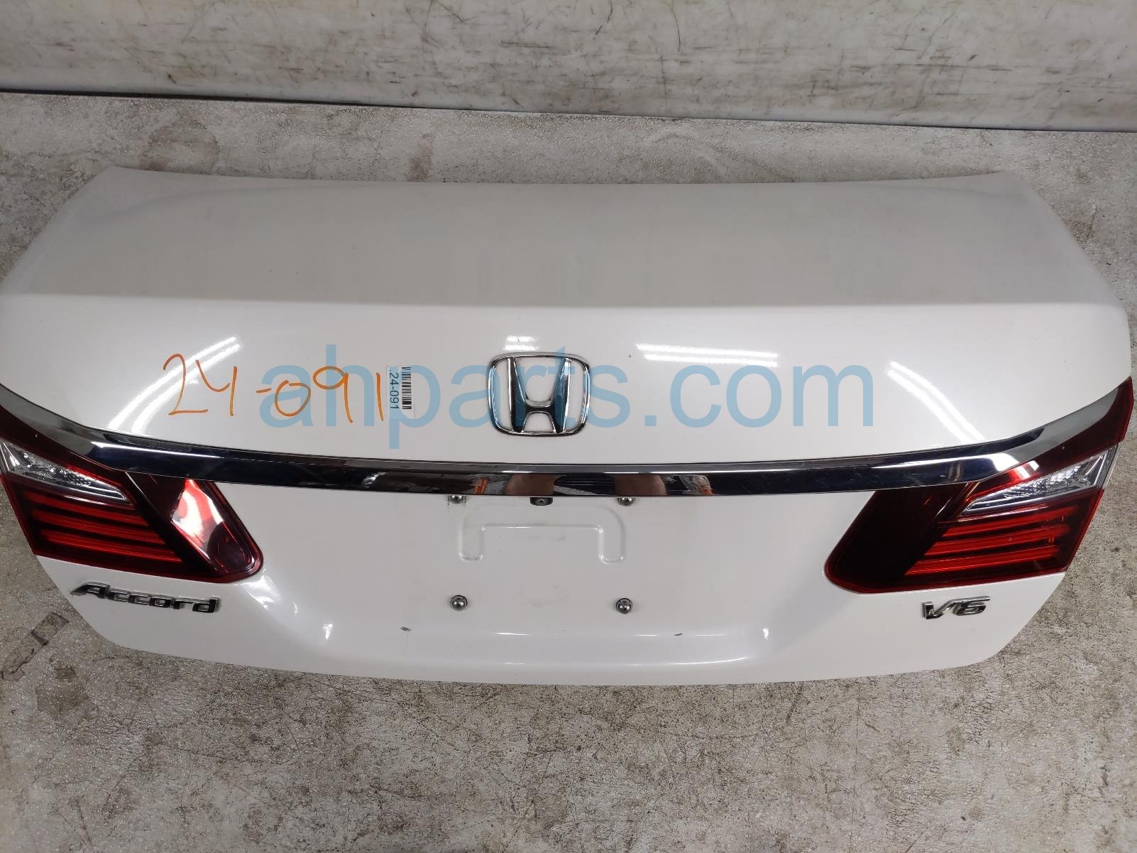 $799 Honda TRUNK / DECKLID - WHITE