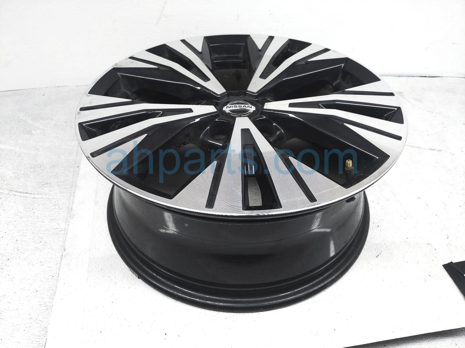 $239 Nissan FR/RH WHEEL / RIM