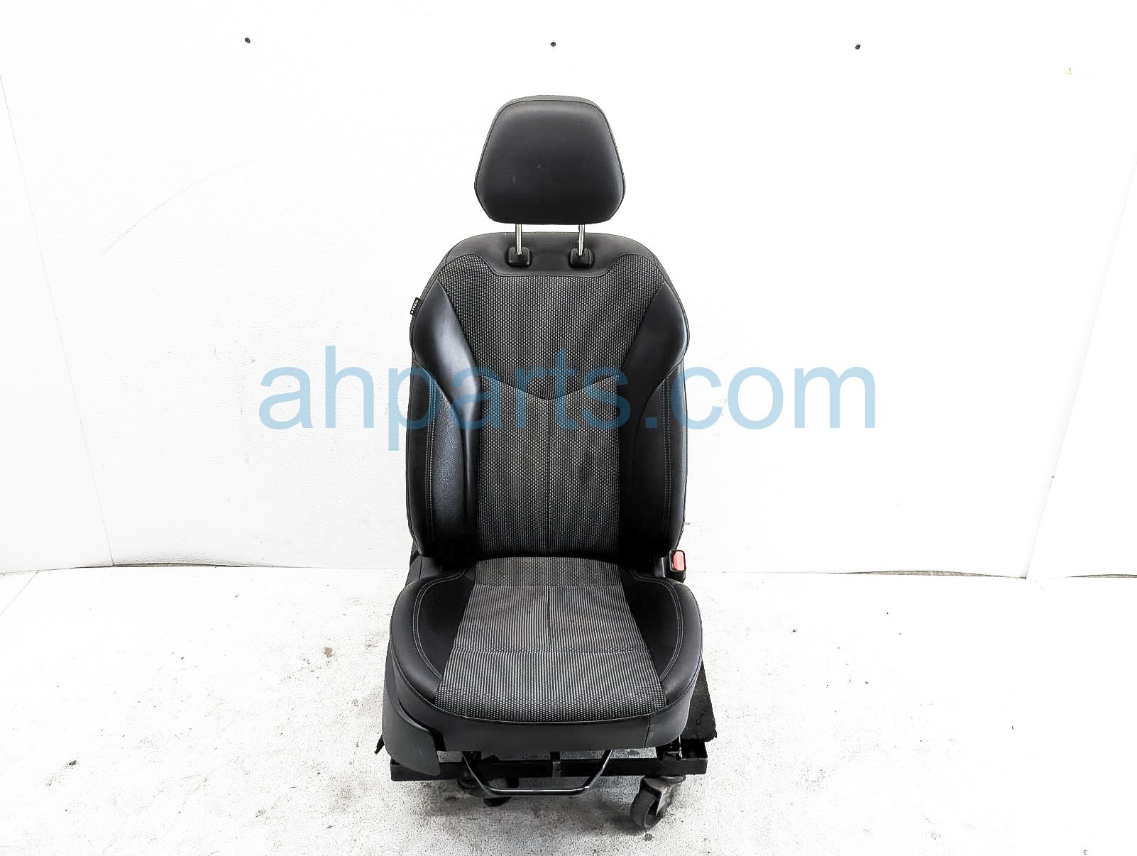 $150 Hyundai FR/RH SEAT - BLACK - W/ AIRBAG