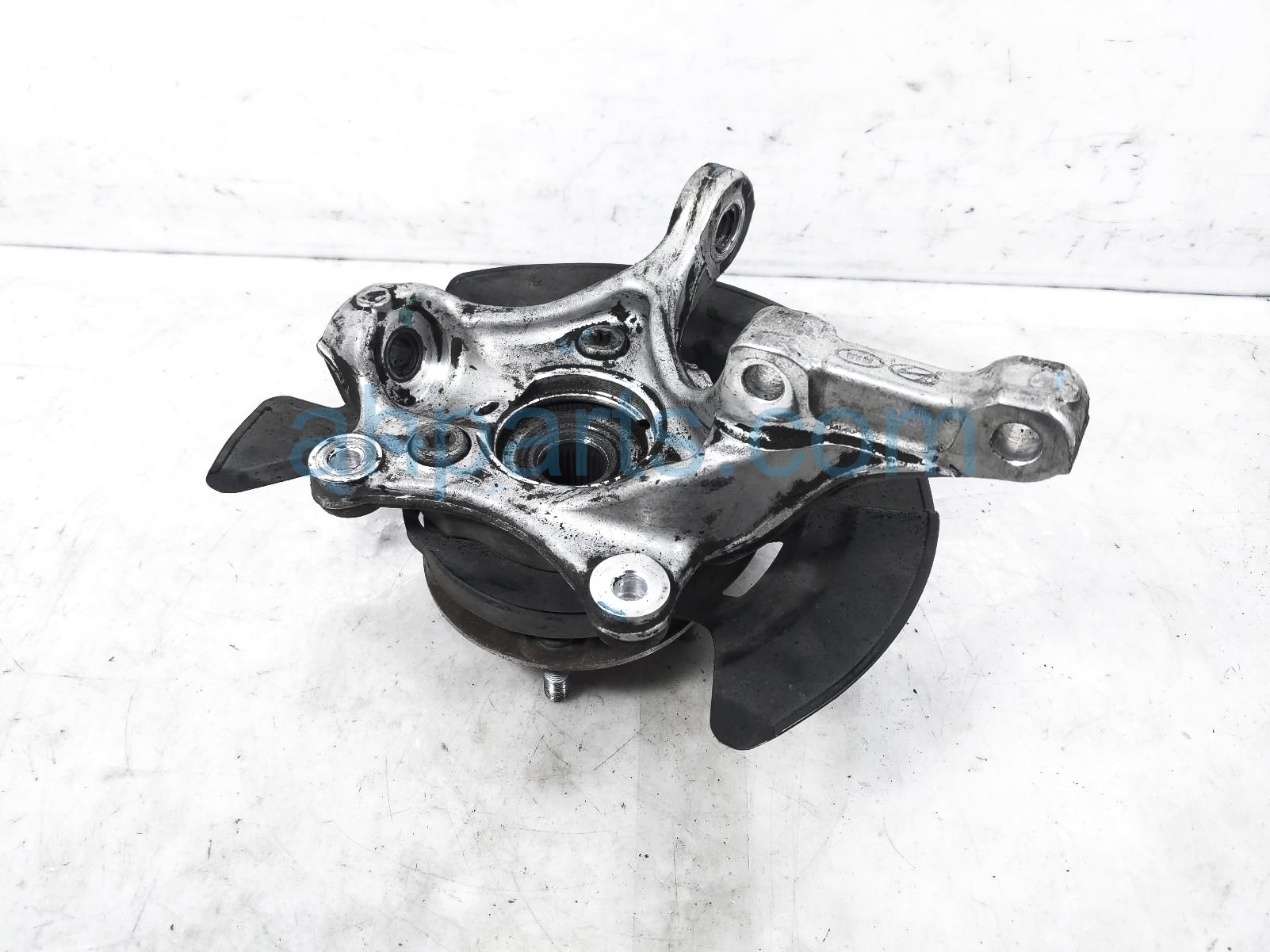 $125 Hyundai FR/LH SPINDLE KNUCKLE W/HUB - R SPEC