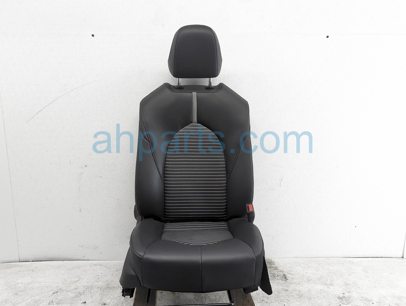 $145 Toyota FR/RH SEAT - BLK - SOFTEX - W/AIRBAG