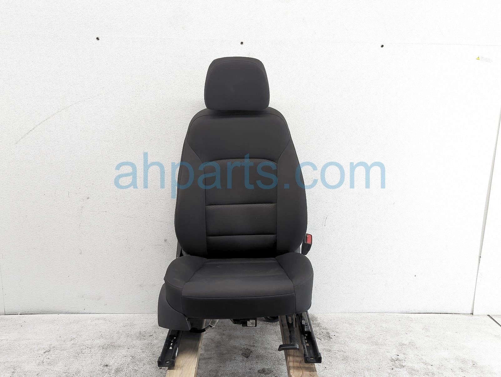 $200 Chevy FR/RH SEAT- BLK - W/ AIRBAG- CLOTH $200 Chevy FR/RH SEAT- BLK - W/ AIRBAG- CLOTH