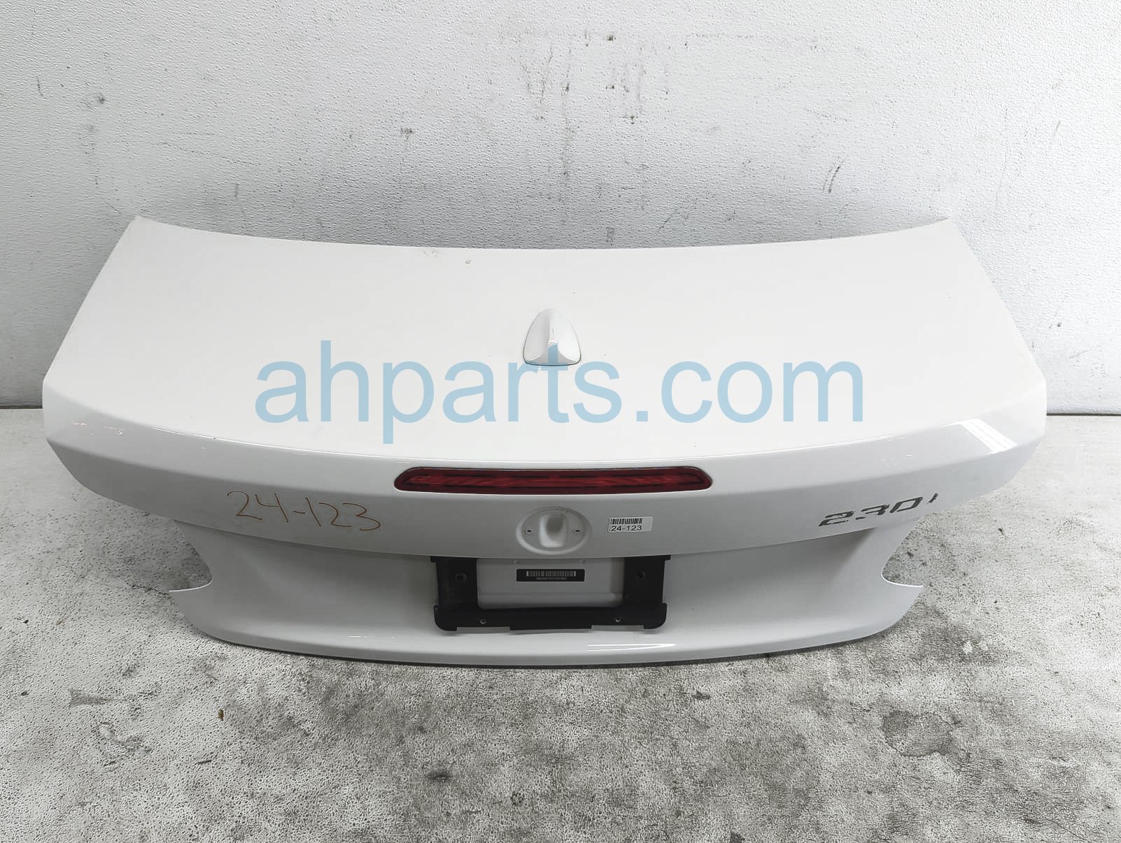 $599 BMW TRUNK / DECKLID - WHITE $599 BMW TRUNK / DECKLID - WHITE