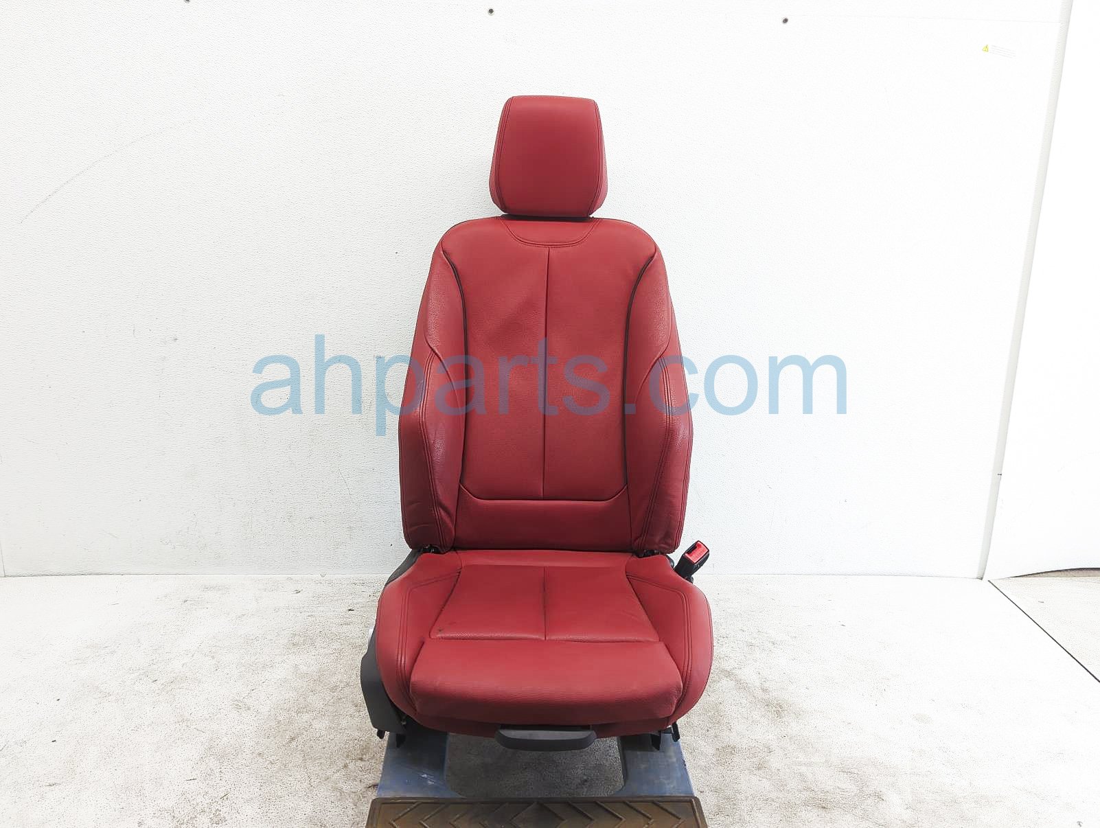 $200 BMW FR/RH SEAT - RED - W/ AIRBAG $200 BMW FR/RH SEAT - RED - W/ AIRBAG