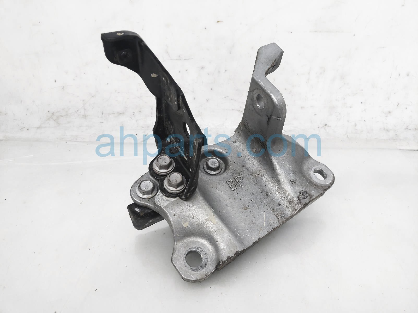 $89 Toyota LH ENGINE MOUNT BRACKET - 2.5L AWD