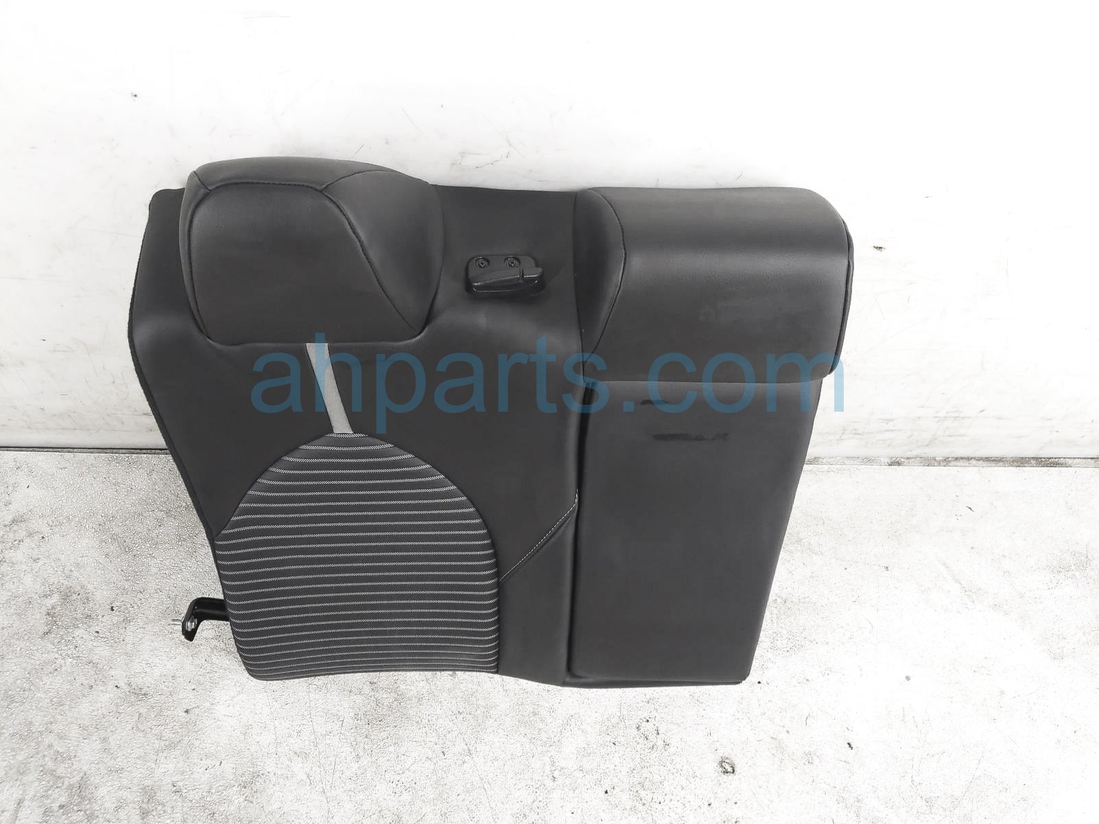 $100 Toyota 2ND ROW RH SEAT - BLK SOFTEX - SE