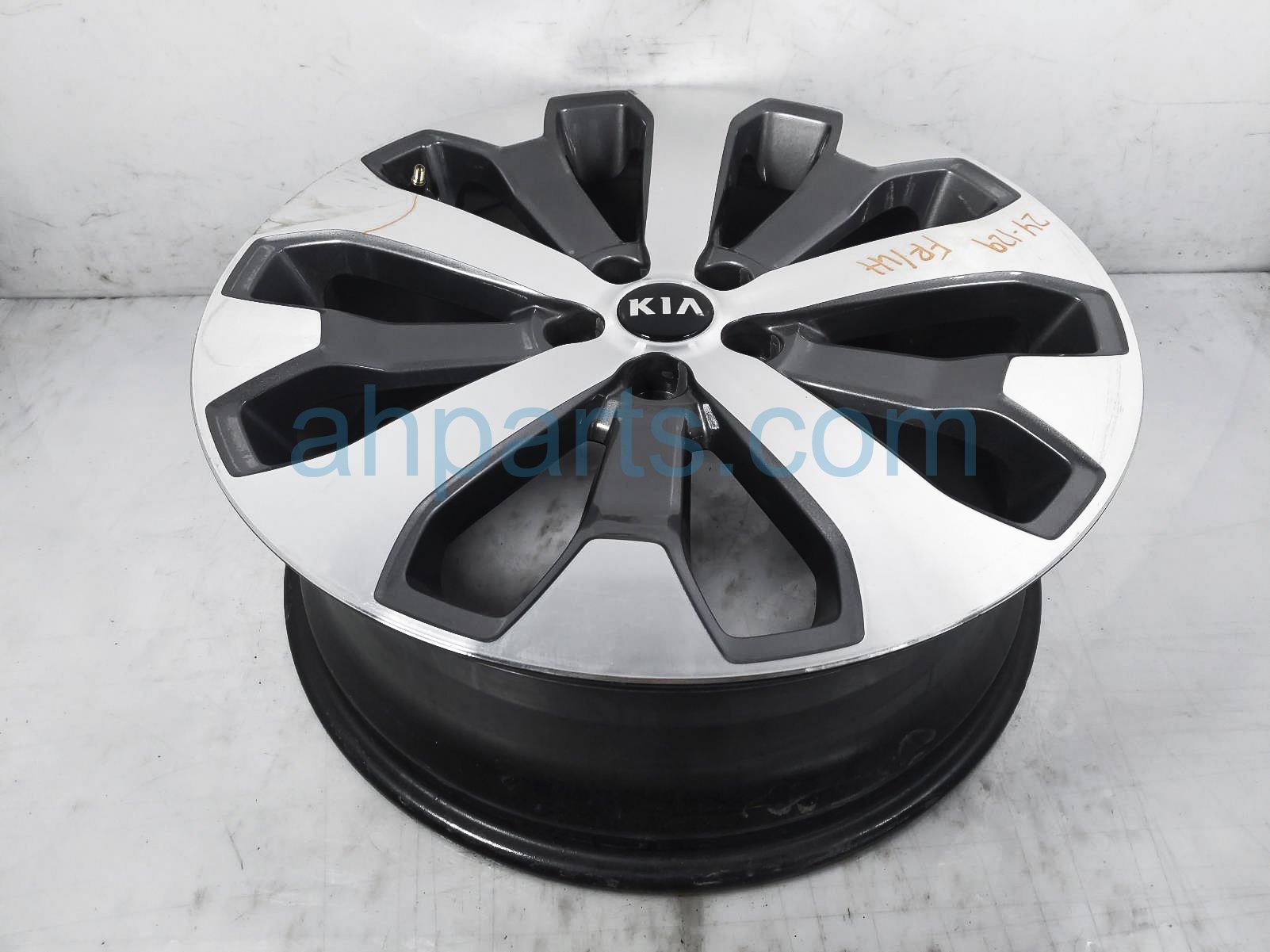 $145 Kia FR/LH WHEEL / RIM - SCUFFS $145 Kia FR/LH WHEEL / RIM - SCUFFS