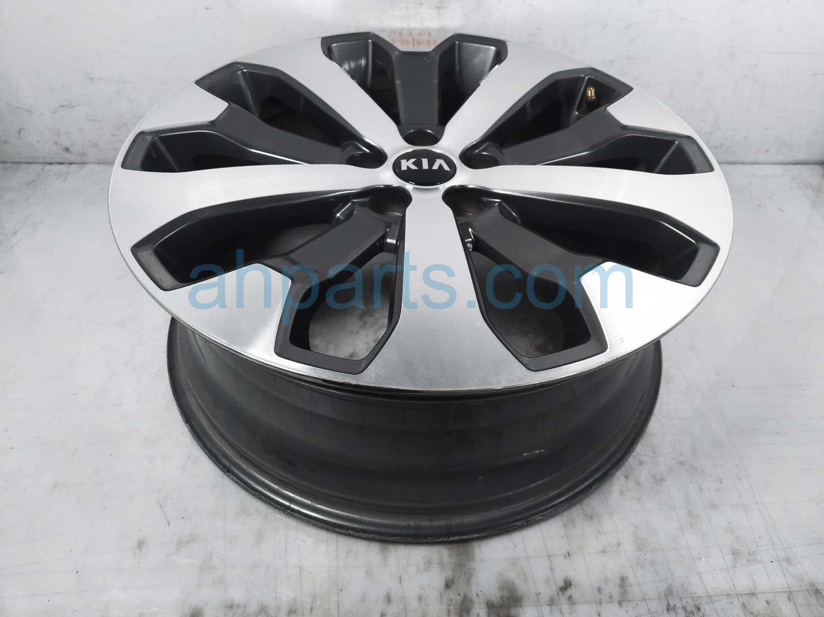 $190 Kia FR/RH WHEEL / RIM