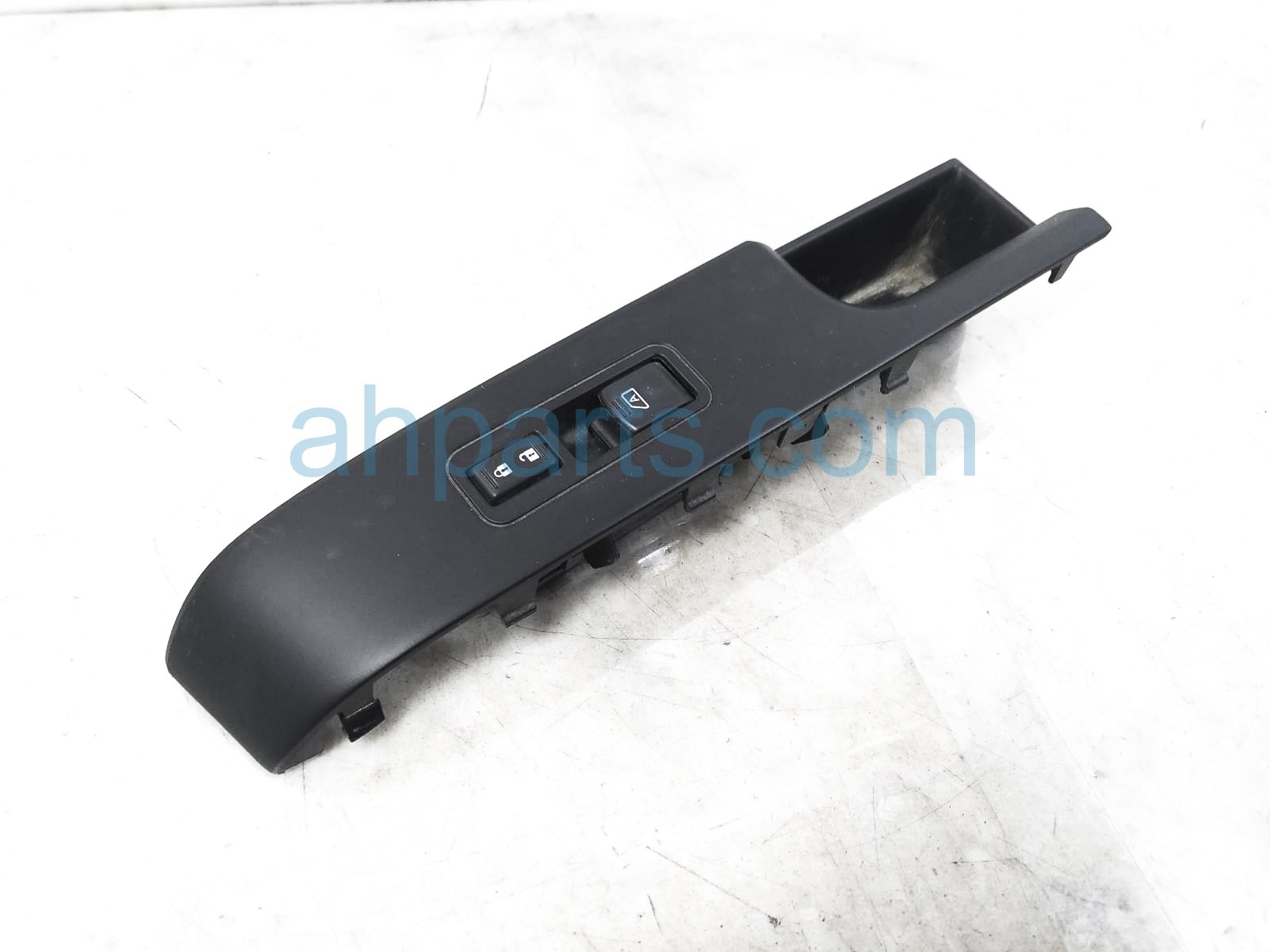 $45 Nissan FR/RH DOOR WINDOW SWITCH W/TRIM