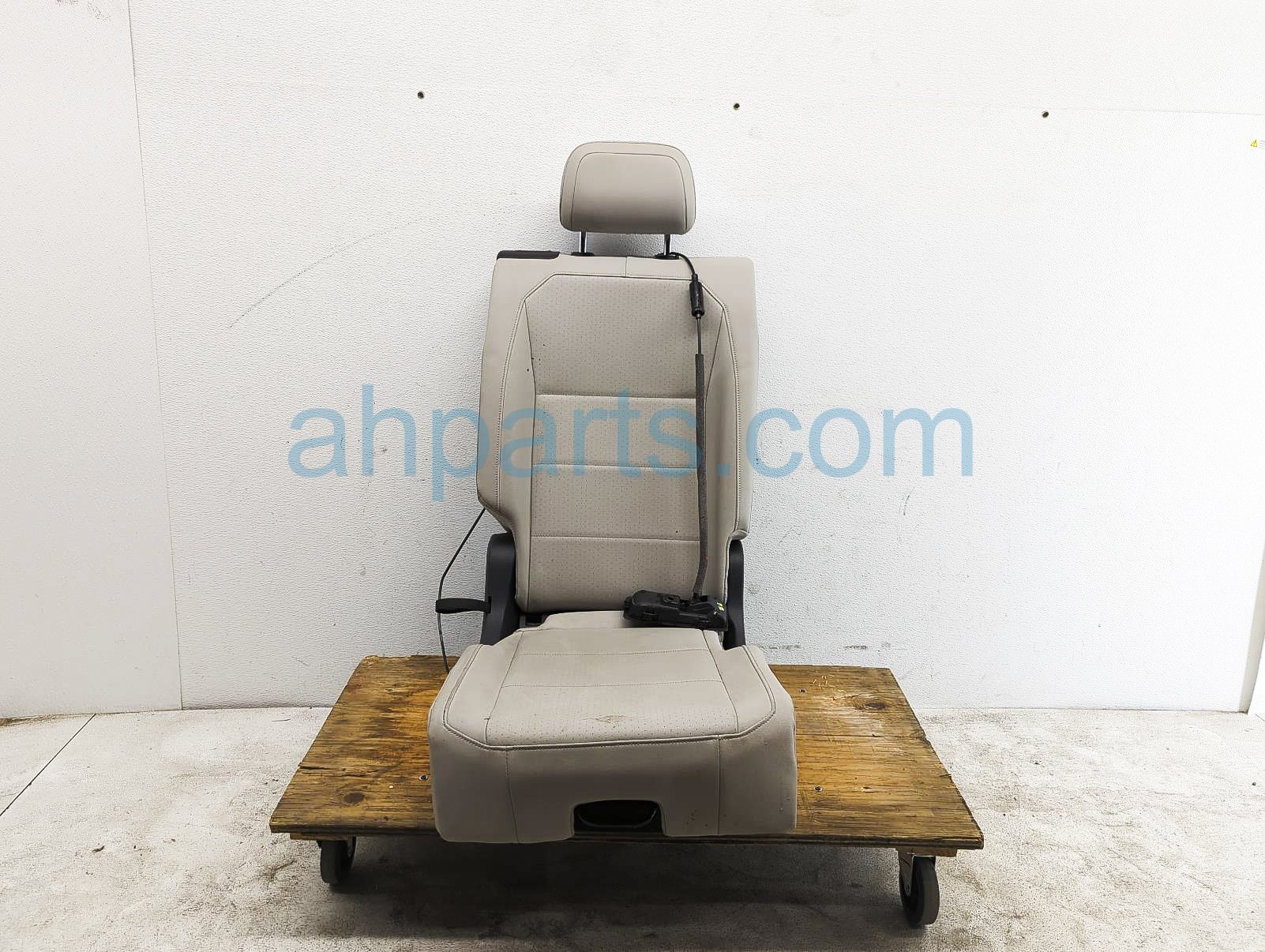 $145 Volkswagen 2ND ROW RH SEAT - TAN LEATHERETTE $145 Volkswagen 2ND ROW RH SEAT - TAN LEATHERETTE