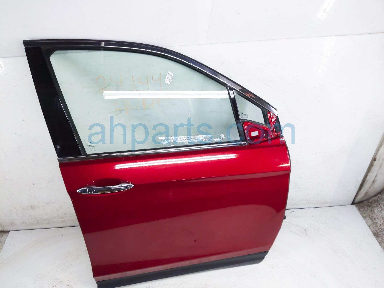 $950 Honda FR/RH DOOR - RED - NO MIRROR TRIM