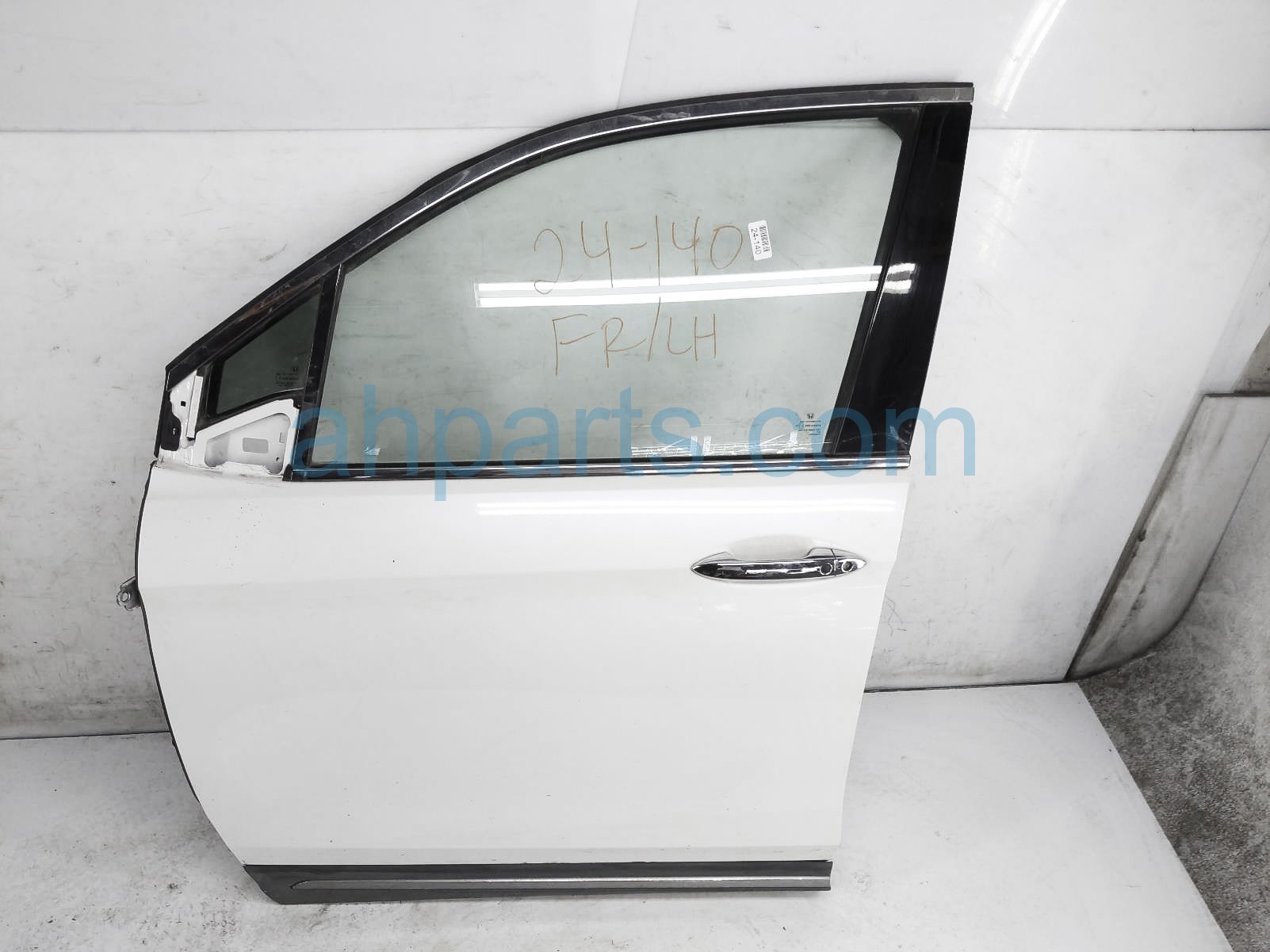 $899 Honda FR/LH DOOR - WHITE - NO MIRROR/PANEL