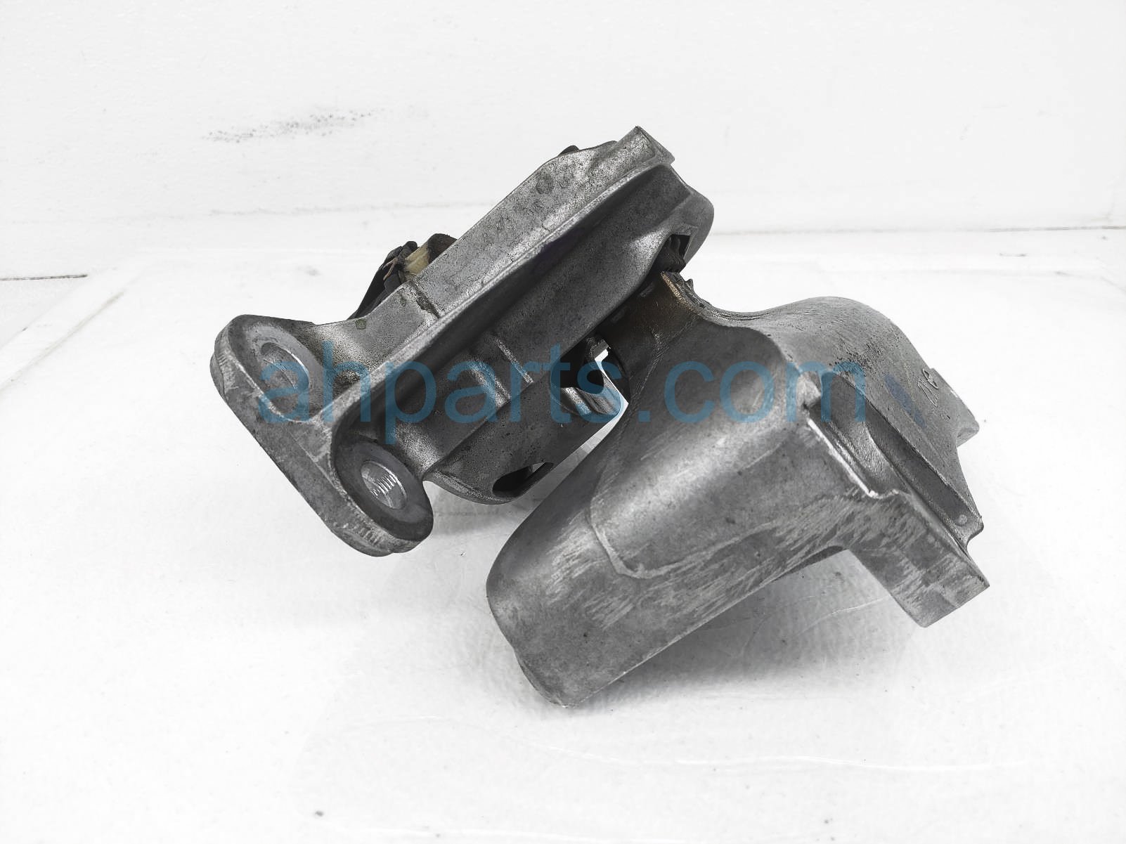 $75 Nissan RH ENGINE MOUNT W/BRACKET - SR 2.0L $75 Nissan RH ENGINE MOUNT W/BRACKET - SR 2.0L