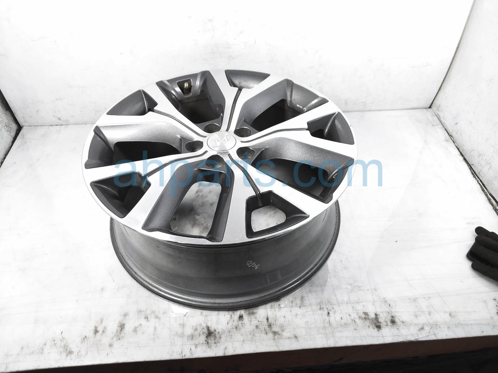 $200 Hyundai FR/LH WHEEL / RIM