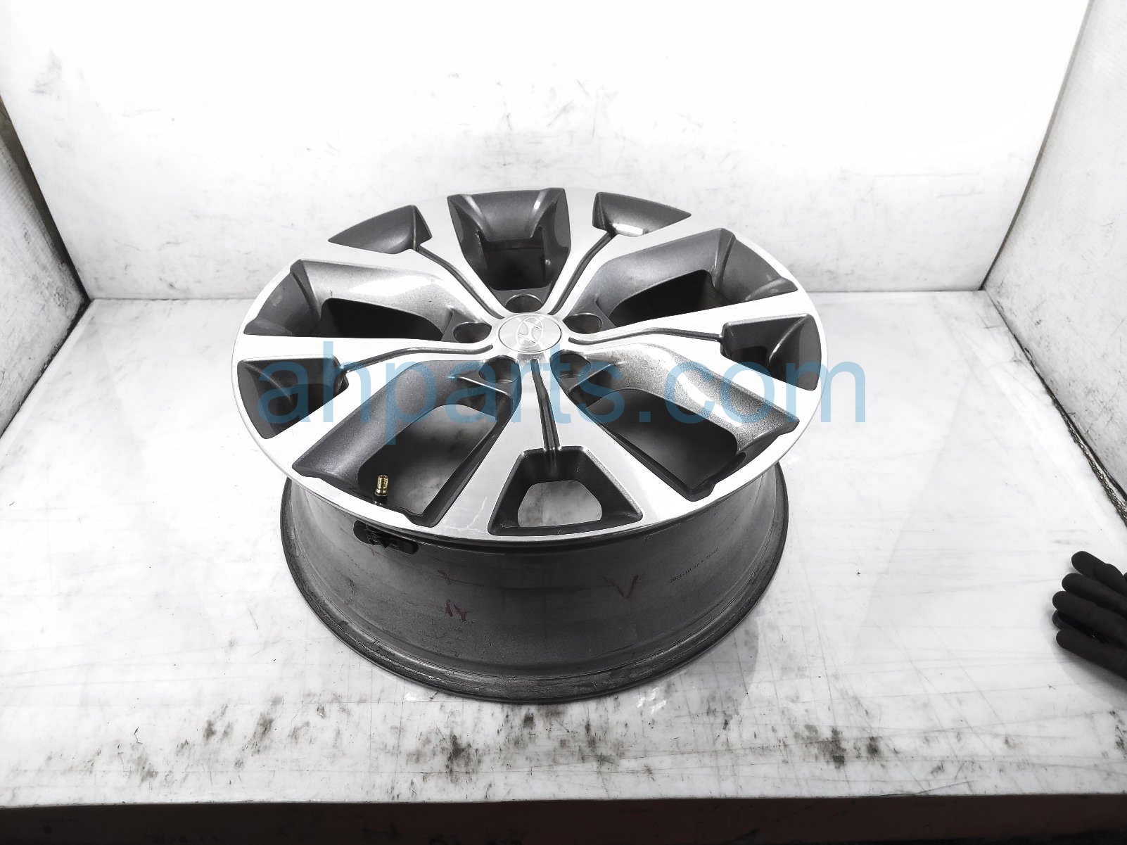 $200 Hyundai RR/LH WHEEL / RIM