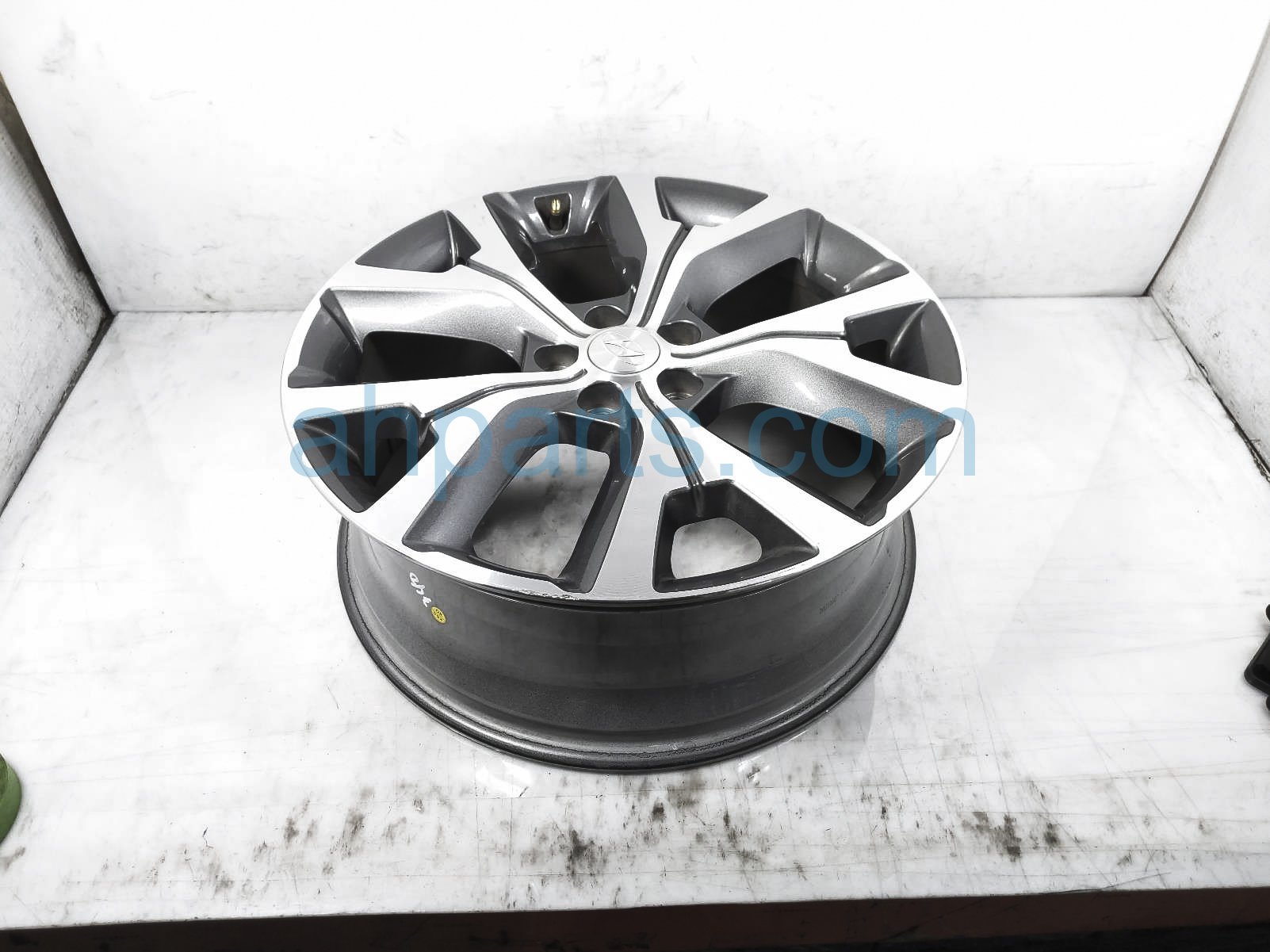 $200 Hyundai FR/RH WHEEL / RIM