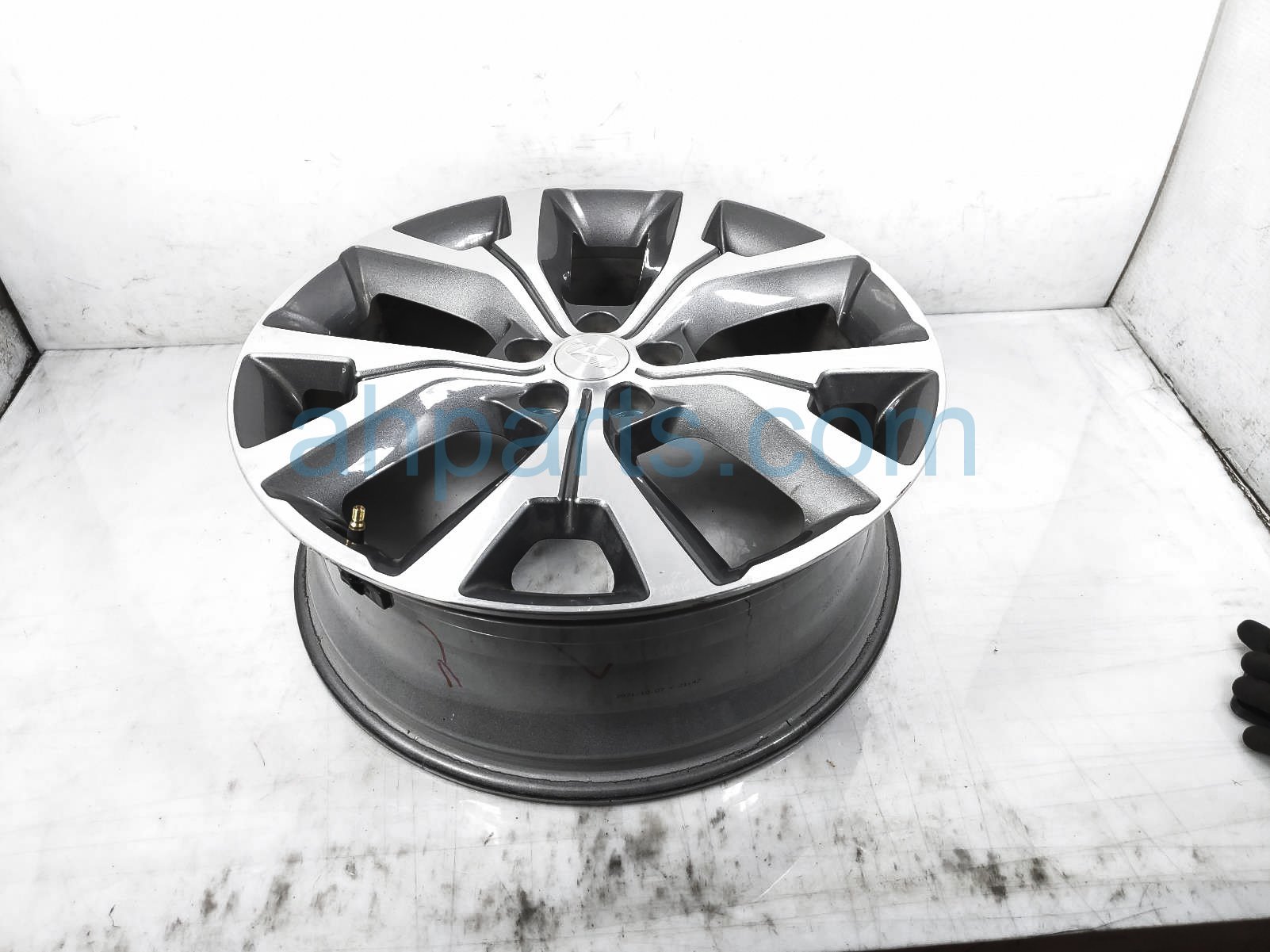 $200 Hyundai RR/RH WHEEL / RIM