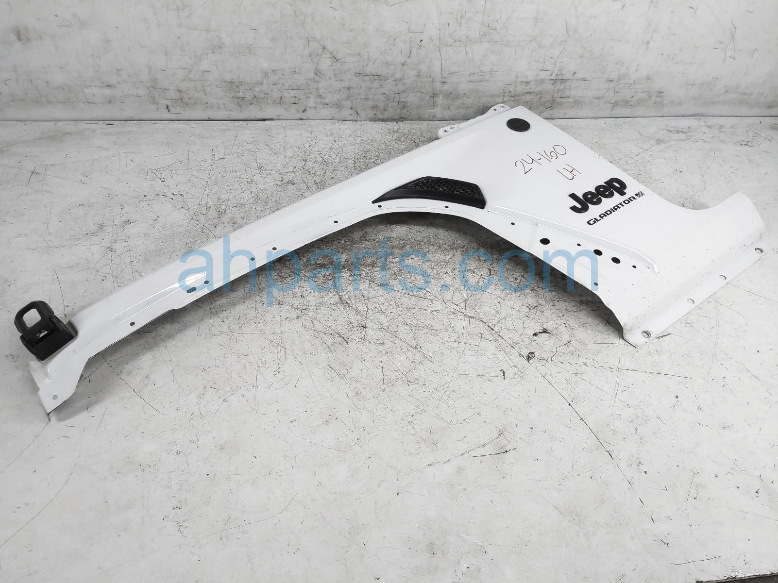 $300 Jeep LH FENDER - WHITE $300 Jeep LH FENDER - WHITE