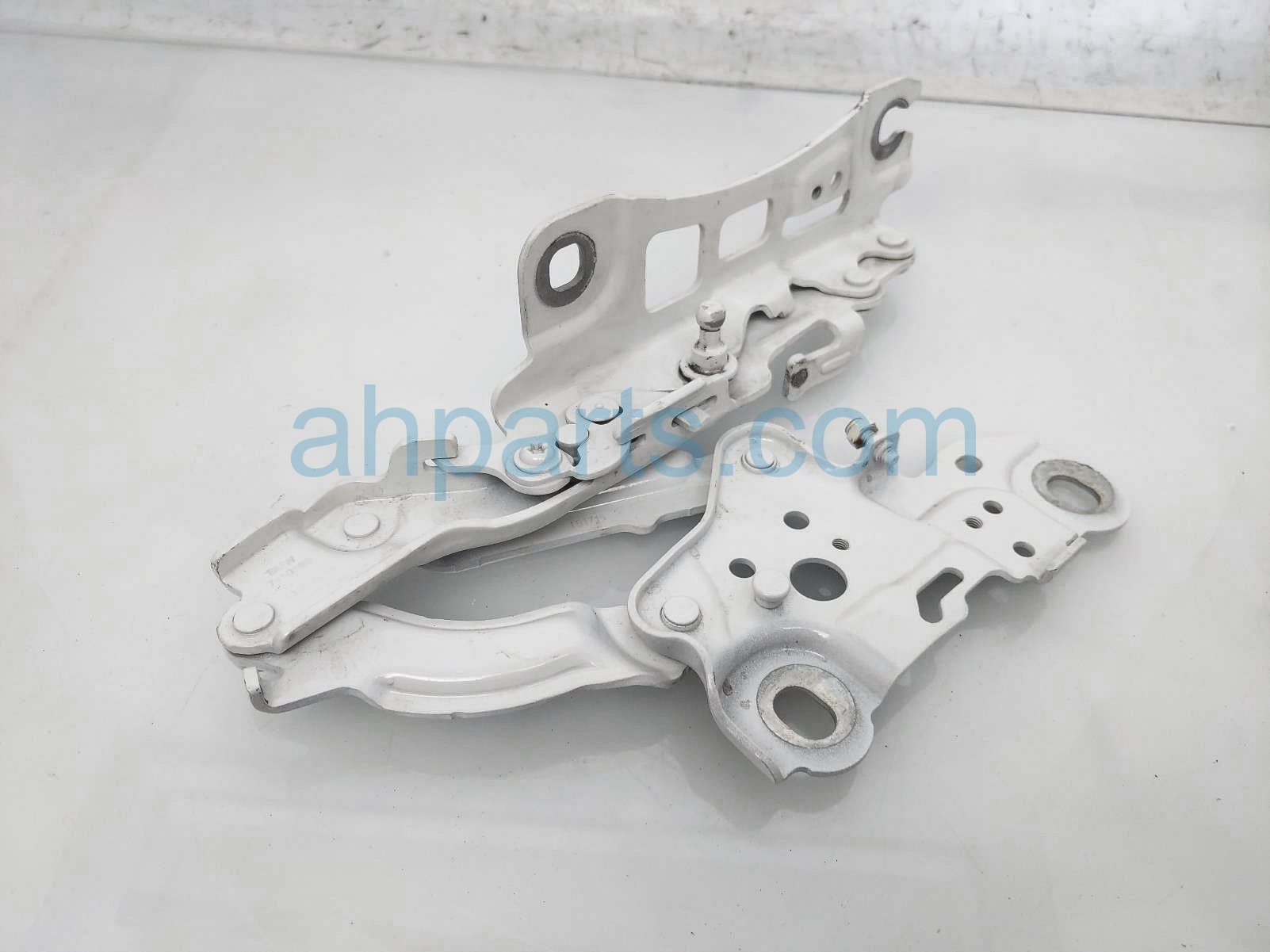 $35 BMW LH SIDE HOOD HINGE - WHITE $35 BMW LH SIDE HOOD HINGE - WHITE