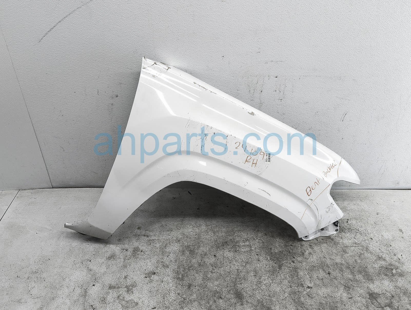 $175 Toyota PASSENGER SIDE FENDER - WHITE