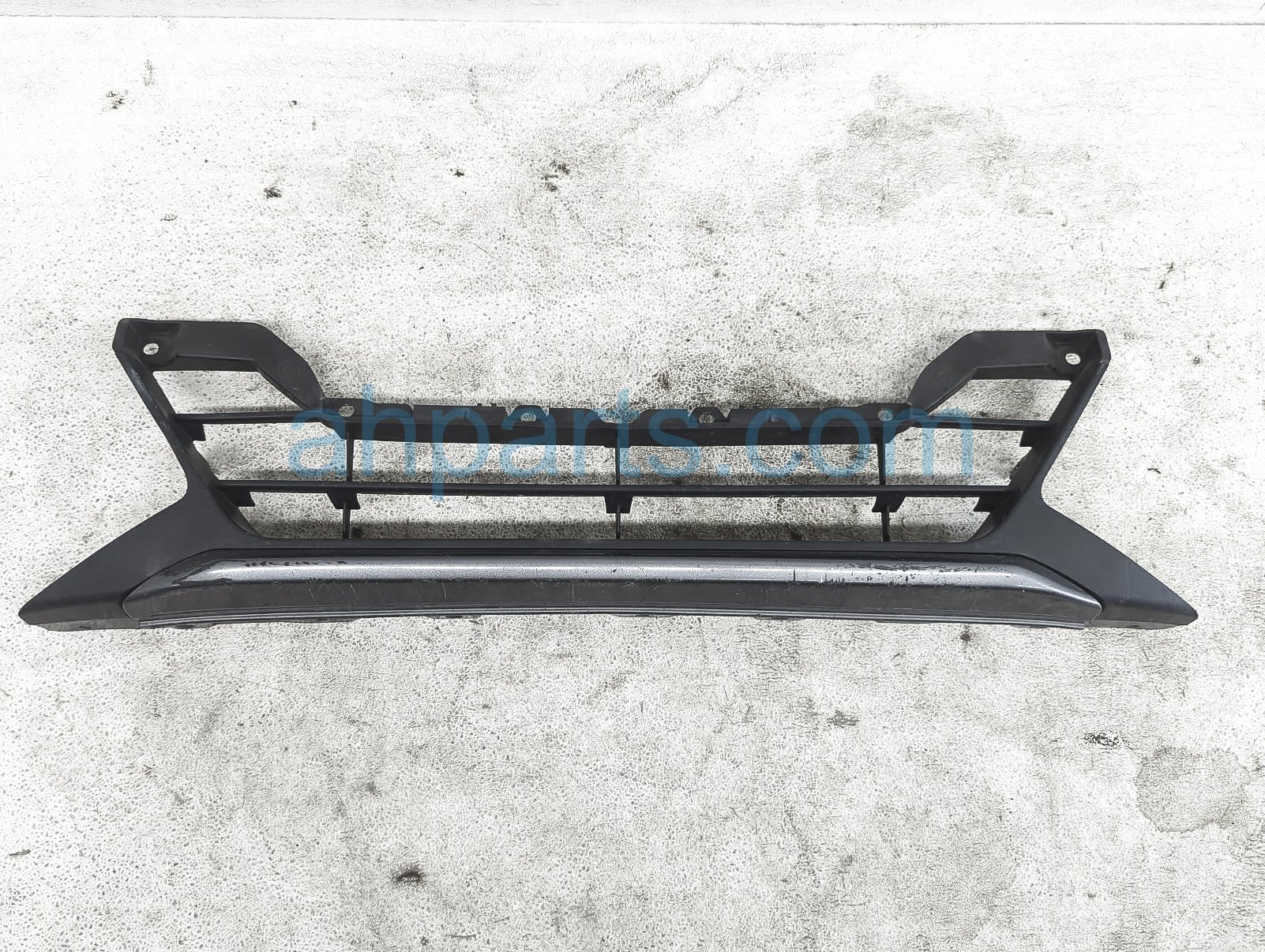 $50 Nissan FRONT LOWER CENTER GRILLE - SR $50 Nissan FRONT LOWER CENTER GRILLE - SR