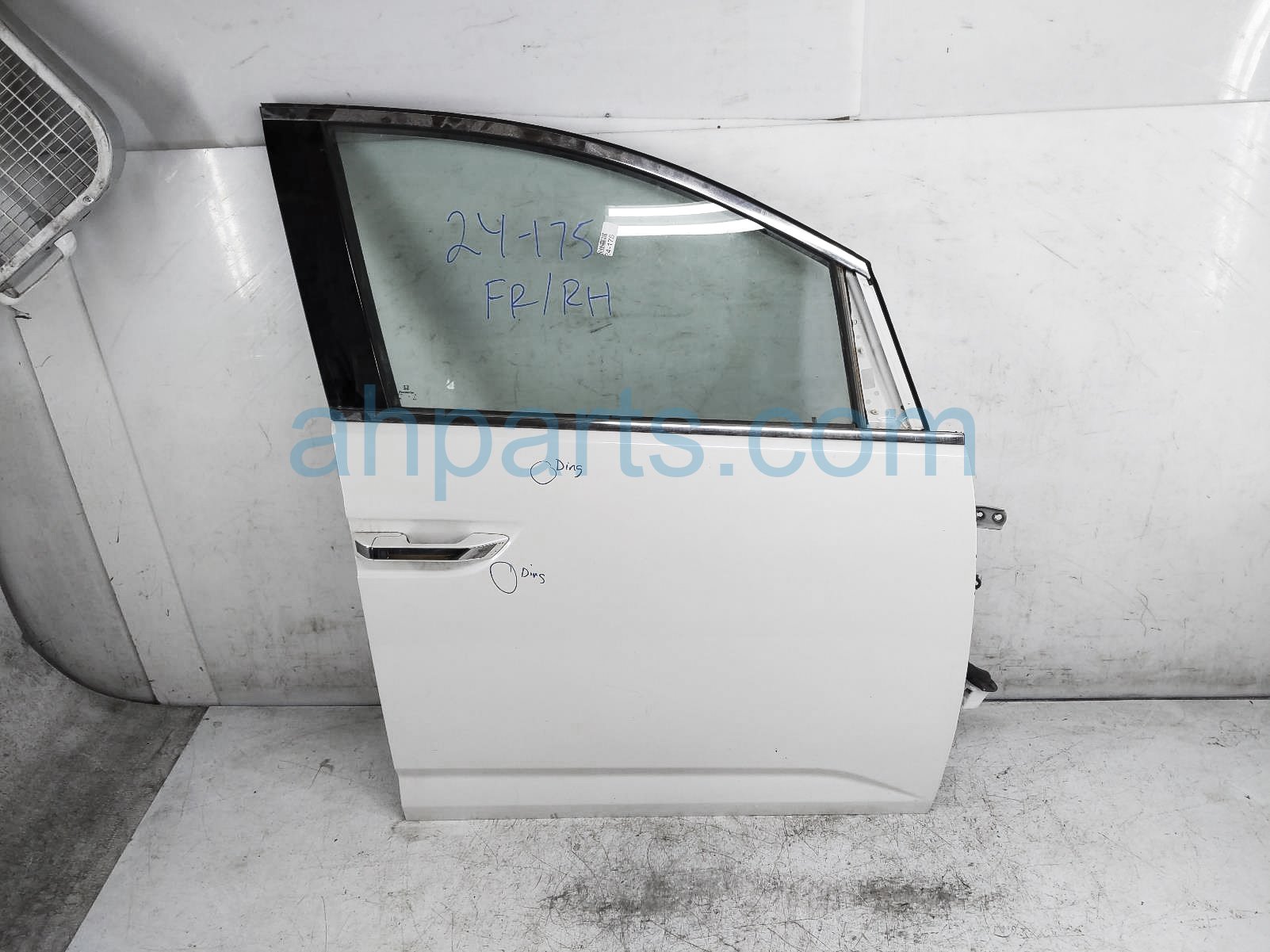 $425 Honda FR/RH DOOR - WHITE - NO MIRROR/TRIM