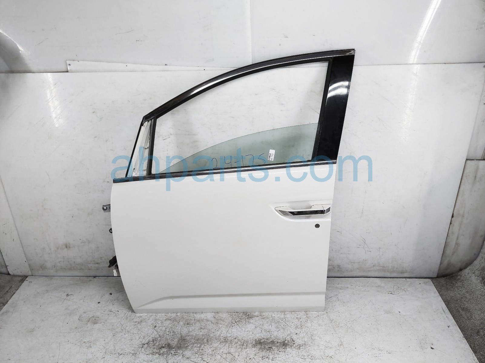 $600 Honda FR/LH DOOR - WHITE - NO MIRROR/TRIM*