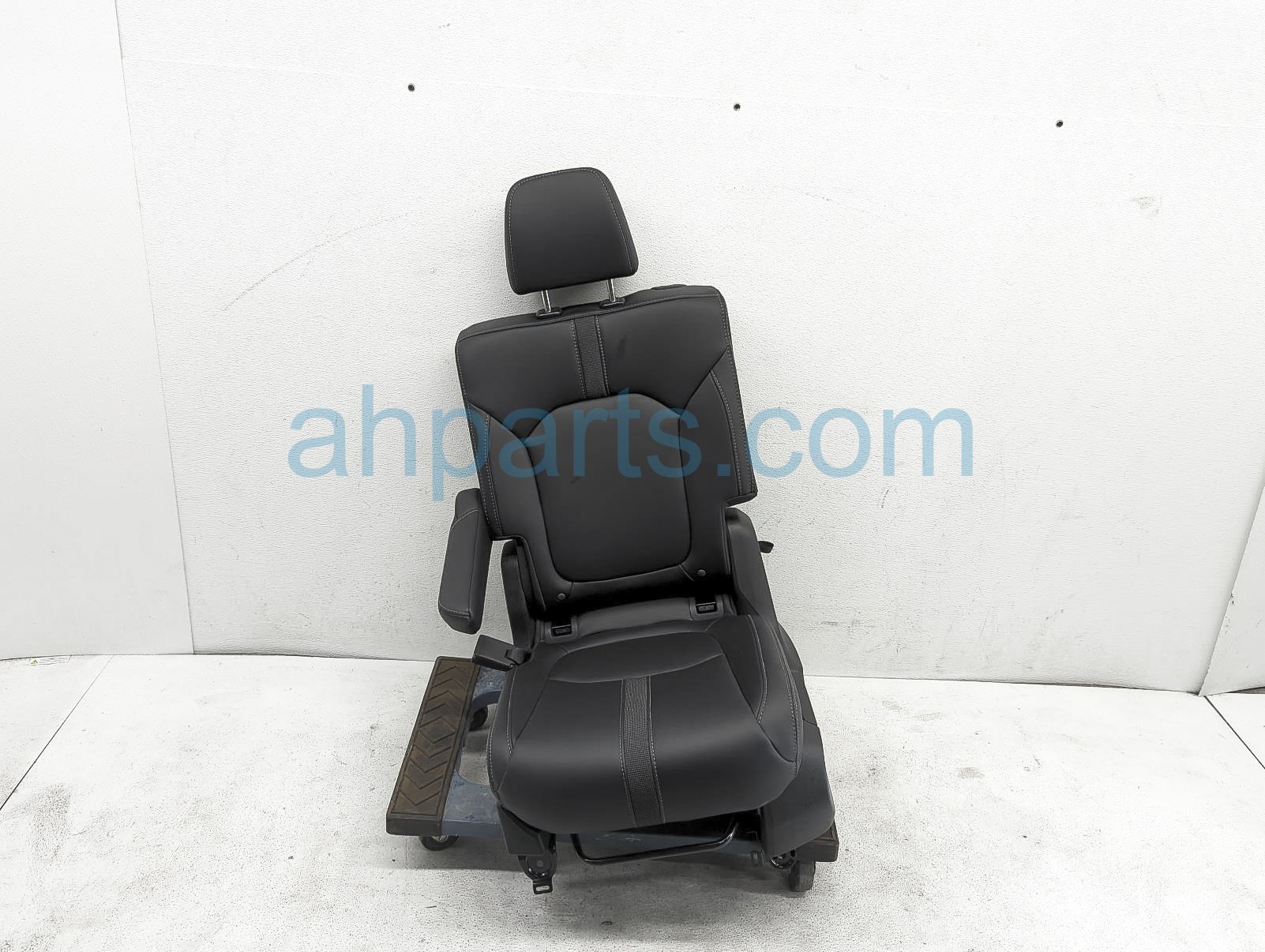 $300 Honda 2ND ROW LH SEAT - BLACK LEATHER $300 Honda 2ND ROW LH SEAT - BLACK LEATHER